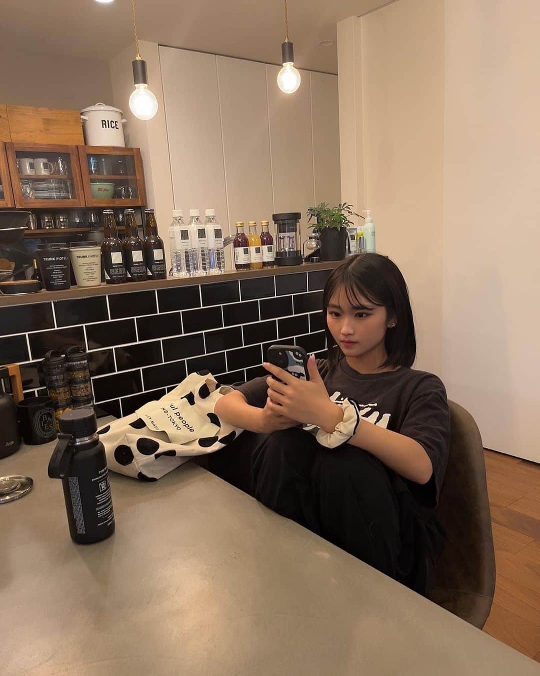 のインスタグラム：「高３の二学期が始まったせな♡  可愛かったインナーカラーも染めて黒髪に👩🏻  最近またグンと大人っぽくなって母さんたまにドキッとするよ😮‍💨  二学期もゆるーく頑張ってね☺️そしてずっと母さんの親友でいてw😅  服の好みも似てるからショッピングも楽しいね😆  あ、冷蔵庫にストックしてある幼児ブドウジュースはせなの大好物w😂  #lifestyle#娘#もうすぐ#18歳 #jk#あと少しだね#親友のような娘#高３#大好き#相棒」