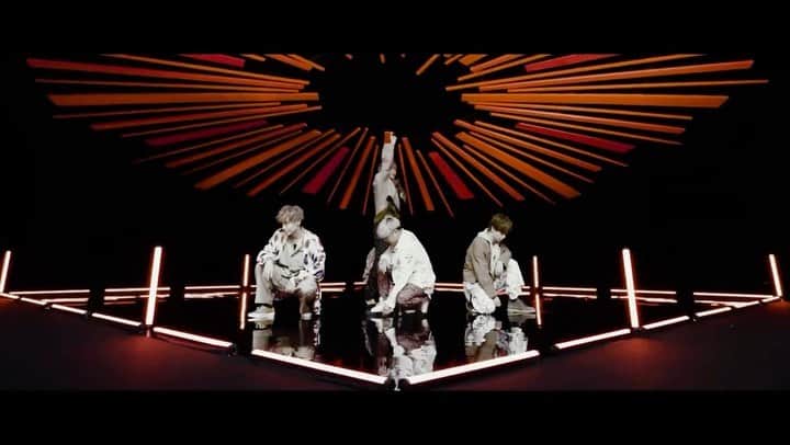 工藤大輝のインスタグラム：「"スターマイン" Music Video Out now on YouTube  Lyrics：工藤大輝 Music：工藤大輝 / TARO MIZOTE / サイトウリョースケ Arrangement：TARO MIZOTE / サイトウリョースケ Choreograph : @shoji_stkgz  一発じゃ足りないのかい 二発目をおかわりしたい 三度目の正直なんて無い 四の五の言うなよ ロクデモナイ  茹だるような熱さが鬱陶しい 夜は薄着の天使が騒々しい 露出ばかり増えるんじゃ意味無いね 本当の意味での祭りはこれからさ  火傷するくらいの近距離で 仕込むスターマイン 類を見ないような手順で スタンバイ さぁ打ち上げろ  一発じゃ足りないのかい 二発目をおかわりしたい 三度目の正直なんて無い 四の五の言うなよ 鍵屋 玉屋 上がって がって 合点 でもね たまにゃ 下がって がって ガッデム 三度目の正直なんて無い 四の五の言うなよ ロクデモナイ  寄ってらっしゃい 見てらっしゃい でも外野はさっさと黙らっしゃい わっしょい わっしょい 騒ぎ立てるより この瞬間大事にしない？ 未曾有の炎色反応で 彩るのは過去じゃなく未来だけ  息を呑むくらいのスピードで 鳴らすスターマイン 釘付けになるド派手さで スタンバイ さぁ打ち上げろ  一発じゃ足りないのかい 二発目をおかわりしたい 三度目の正直なんて無い 四の五の言うなよ 鍵屋 玉屋 上がって がって 合点 でもね たまにゃ 下がって がって ガッデム 三度目の正直なんて無い 四の五の言うなよ ロクデモナイ  真っ暗な空を照らす 命の火花散らそう 悲しみも吹き飛ばす 最大火力で さぁ打ち上げろ  上がって がって 合点 でもね たまにゃ 下がって がって ガッデム 三度目の正直なんて無い 四の五の言うなよ もう一回  上がって がって 合点 でもね たまにゃ 下がって がって ガッデム 三度目の正直なんて無い 四の五の言うなよ ロクデモナイ 人生は七転び八起き 急展開」