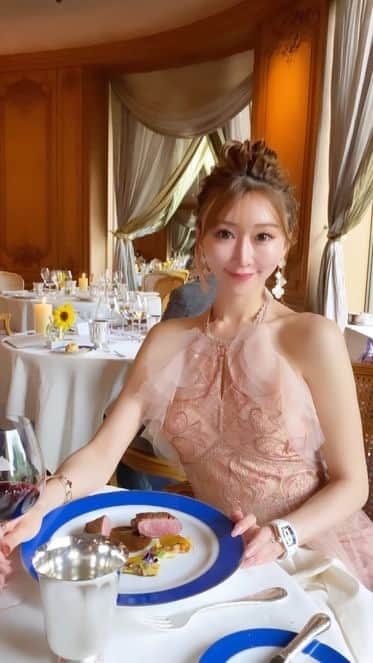JUNKO（飯田順子）のインスタグラム：「@vancleefarpels ご招待いただき ドレスアップ👗して お食事とジュエリー💎堪能させていただきました❤︎ ・ ・ ・ ・  #vancleefarpels#ヴァンクリーフアーペル #ヴァンクリ #ヴァンクリーフ #ホテルニューオータニ東京 #ホテルニューオータニ#dinner #tourdargent #トゥールダルジャン #ジュエリー好きな人と繋がりたい #ジュエリー #お食事会 #diamonds  #jewelryaddict #luxeladyofficial #luxurylifestyle」