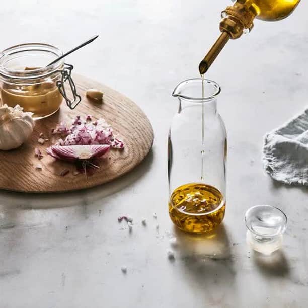 Food52のインスタグラム：「Shake, pour, and preserve your salad dressing all in the same container! These trusty bottles, made from heat-resistant glass, make it a snap to prep flavorful emulsions and blends. Tap or shop at the link in bio. 📸: @jamesransom_nyc #f52community」