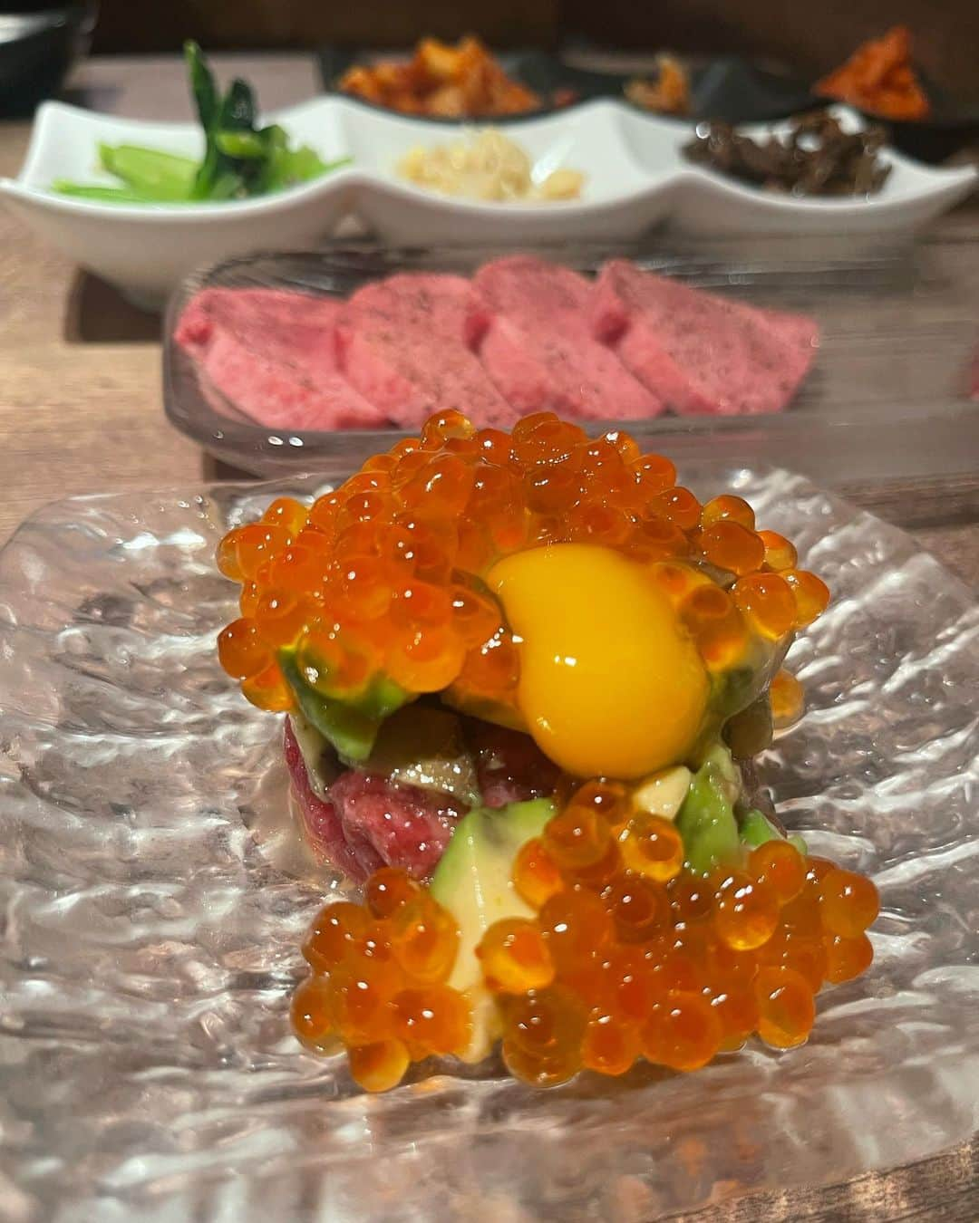 真優川咲さんのインスタグラム写真 - (真優川咲Instagram)「#🥩#🥚#🥓#🍚#🎂#🥂 ✨  今日8月29日は#焼肉の日 〜🤗🐂¿¿¡ とゆうことで #焼肉 投稿ドーーン😚💁🏼‍♀️💕  仲良し#Friend のBDお祝いでお邪魔しました🎉 六本木駅近くの清潔感ある#焼肉屋さん #yakinikudaichi 🥩➡︎【 @yakinikudaichi 】へ〜✨ 全部美味しくてお腹いっぱい🎵 大満足でした😊💕  特に#いくらアボカドユッケ"と #うににく"🤤🖤💯 そして1番人気の"#肉TKG" が 美味しくって印象的でしたぁ🥰✨  🧁#デザートプレート もあって 好きなメッセージを描いてもらえるので #お祝いディナー にもおすすめです😘💕 #happy #Love #birthday #dinner #肉 #女子会 #東京焼肉 #六本木焼肉 #六本木グルメ #六本木ディナー  #東京グルメ #港区グルメ #咲グルメ💋」8月29日 23時58分 - saki_411