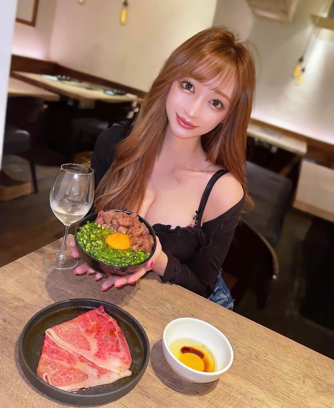 真優川咲のインスタグラム：「#🥩#🥚#🥓#🍚#🎂#🥂 ✨  今日8月29日は#焼肉の日 〜🤗🐂¿¿¡ とゆうことで #焼肉 投稿ドーーン😚💁🏼‍♀️💕  仲良し#Friend のBDお祝いでお邪魔しました🎉 六本木駅近くの清潔感ある#焼肉屋さん #yakinikudaichi 🥩➡︎【 @yakinikudaichi 】へ〜✨ 全部美味しくてお腹いっぱい🎵 大満足でした😊💕  特に#いくらアボカドユッケ"と #うににく"🤤🖤💯 そして1番人気の"#肉TKG" が 美味しくって印象的でしたぁ🥰✨  🧁#デザートプレート もあって 好きなメッセージを描いてもらえるので #お祝いディナー にもおすすめです😘💕 #happy #Love #birthday #dinner #肉 #女子会 #東京焼肉 #六本木焼肉 #六本木グルメ #六本木ディナー  #東京グルメ #港区グルメ #咲グルメ💋」