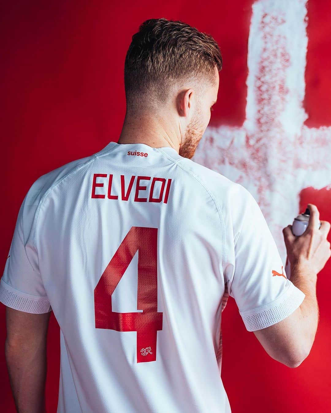 ニコ・エルヴェディのインスタグラム：「All about the details 🔴⚪️ the new SFV x @puma.de Away Jersey! #pilz#nati#NE4」