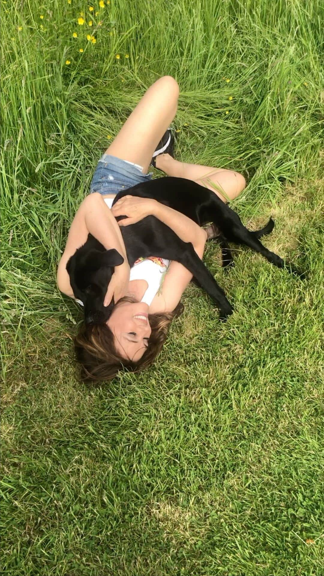 エリザベス・ハーレイのインスタグラム：「More doggy love ❤️ #internationaldogday」