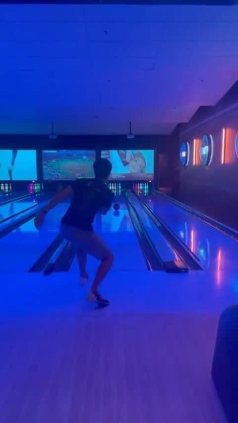 ヤロスラフ・パニオットのインスタグラム：「Oops! I did it again🤭. Can’t miss that throw when you hear Britney’s song 😉#bowling #strike #bowlingstrike」