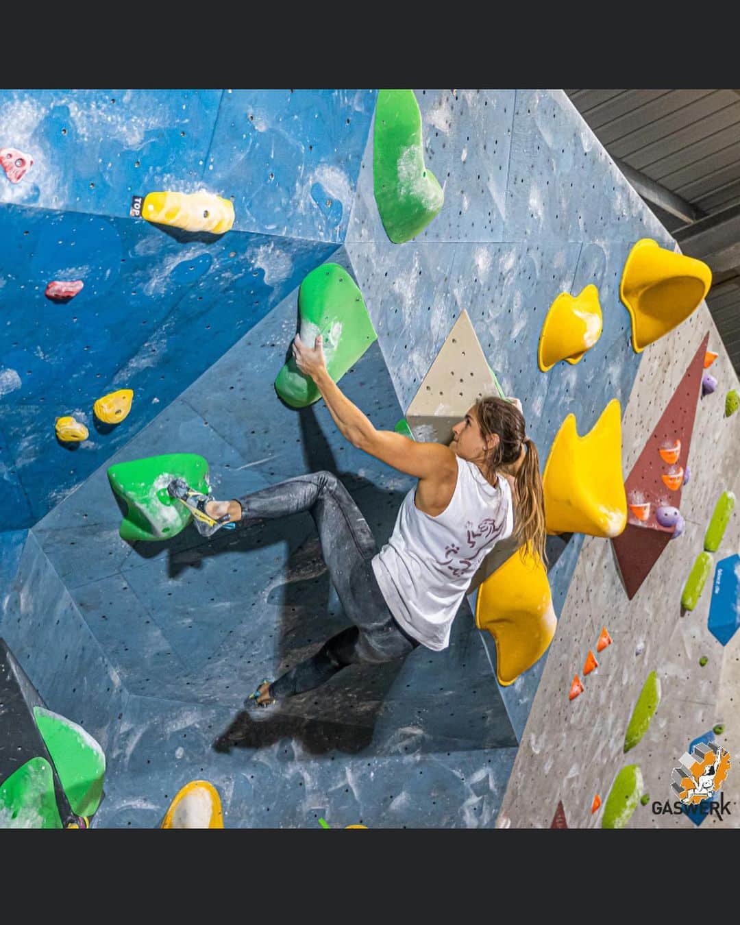 レベッカ・ストッツのインスタグラム：「Had a good time at the fun-comp @kletterzentrum_gaswerk last week. Thanks for the organization and great setting & atmosphere 😊 Congrats to @natontheblocs and @phipo2 always fun to climb with you. @scarpaspa @baechlibergsport @blackdiamond #climbing #bouldering」