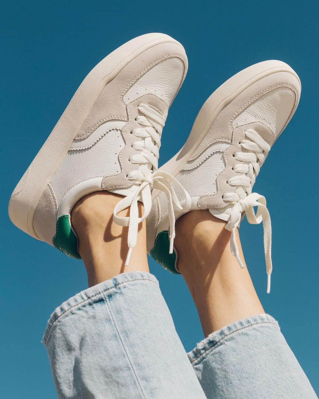 ソルドスのインスタグラム：「Retro meets comfort. Meet our Roma sneaker, made with buttery soft leather, cushy insoles, and a sustainable outsole made of recycled rubber and algae. ☀️  #sneakers #soludos #summerstyle #summervibes」