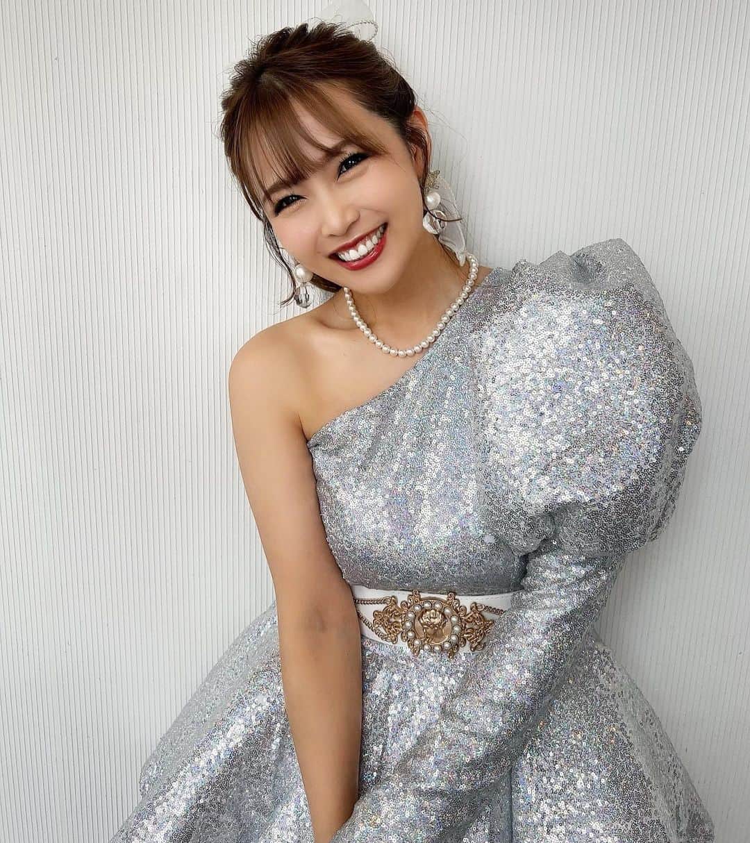 のインスタグラム：「#321夏祭り 🏮 ． ． 8/28 @321inc 夏祭りがありました🥰✨ 私は、元チームアイドルでステージに立たせていただいたのと、浴衣でファッションショーをさせてもらいました🏮👘 まずは、アイドルの方を…（浴衣も載せるね👘） アイドルは、年齢的に大丈夫か?!という不安もありつつ、みんなの応援のおかげで、勇気をもらってステージに立てました☺️🙏 みんなの喜んでくれる声がとっても嬉しかったです🥰❤️ ． ライバーを始めて1年7ヶ月、本当にたくさんの応援をありがとうございます🙇🏻‍♀️ これからも初心の気持ちを忘れず、みんなと楽しく過ごしていきたいです💖 本当にありがとう🥰✨ ママライバーでもこんなに輝けるなんて☺️❤️ すごいことだっ🥹🙏 ． 動画は音無しです🙇🏻‍♀️ 321の配信チケットでよかったら見てね🥰🫶 ． マネージャーの @a_k_i824 ちゃん本当にいつもありがとう❤️ ． #321#321夏祭り#アイドル#アイドル復活#恵比寿ガーデンプレイス#恵比寿ガーデンプレイスホール#ライバー#ママライバー#ポコチャ#2児のママ」