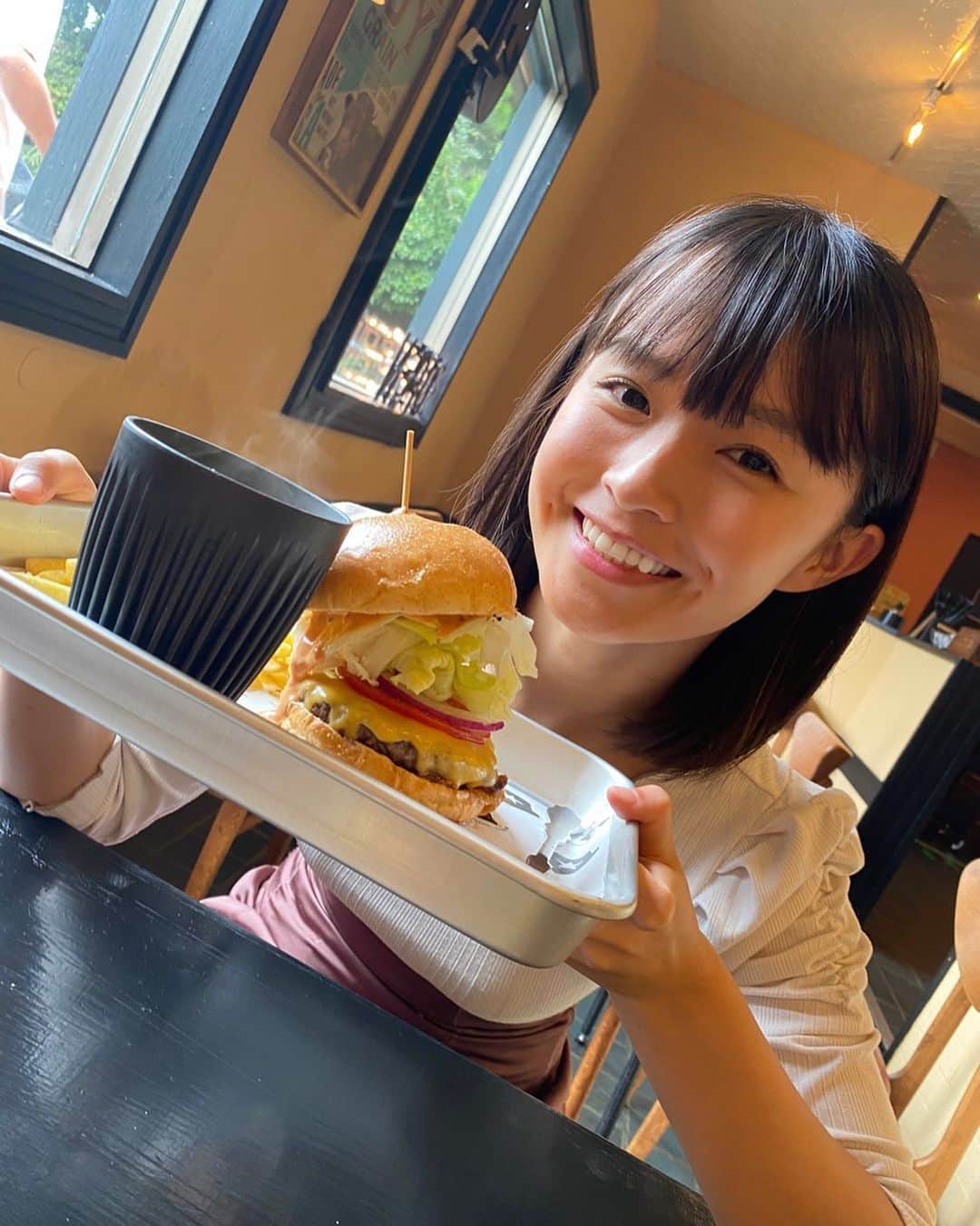 百川晴香さんのインスタグラム写真 - (百川晴香Instagram)「BOX BURGER🍔 #箱根 #箱根ご飯 #burger」8月30日 14時43分 - momokawaharuka