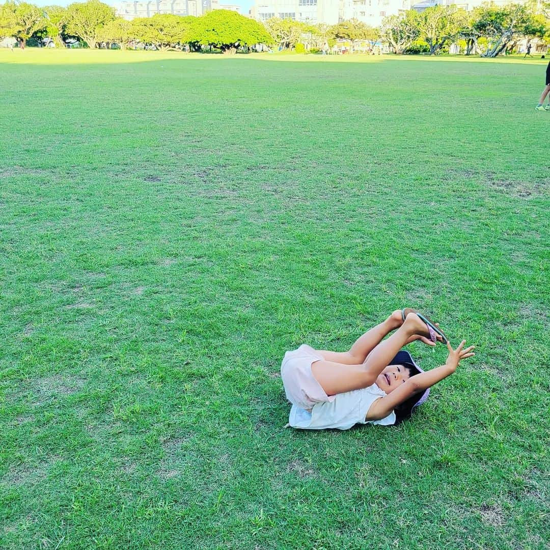 本仮屋リイナのインスタグラム：「おはようございます😊☀️ 今日から長男は幼稚園！ 夏休みもおわり、通常運転に戻ります🍃 私は、午後に楽しみな予定が😊🧠  📷️は、 「写真撮って～」と頼まれ、押したもの。 なぜこのポーズ？🙄 「ねぇ、すごい？🥺✨」と聞かれたとき、たいしてすごくないときのリアクションに困ります😂この写真が、まさにそれ。そういうときどうしてますか？🤔」