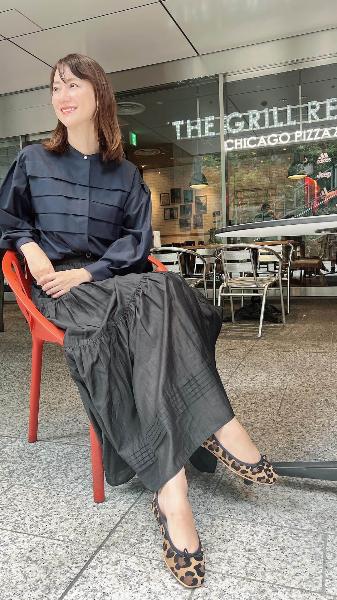 前田ゆかのインスタグラム：「少しずつ朝晩が過ごしやすくなり秋の気配、 ファッションも足元を変えると一気に秋コーデ！  @kurun_official  この秋、スクエアトゥ　ジゼルより人気のレオパードプリント3色新登場✨✨ 私はcamel colorをチョイス。 持ち歩くのにも片足100gと最軽量の履き心地で柔らかな バレエシューズ♡  明日8/31〜9/13 日本橋高島屋S.C. 3階シューワールド にてPOPUPイベント開催！ 新商品のレオパードを先行発売するそうですよ✨ この機会にぜひ、 試せるチャンスです〜✨✨✨  #kurun #バレエシューズ #レオパード柄 #ジゼル」