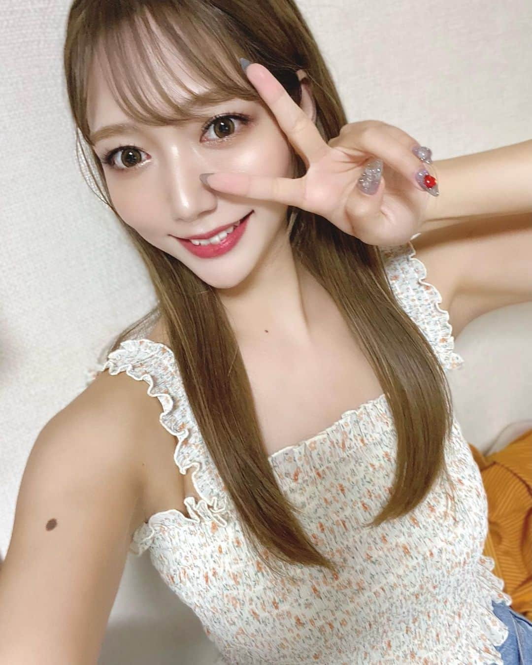 野中美郷のインスタグラム：「♡ おはよう☀ 夏終わっちゃうの…？🥺 #別に夏が好きなわけではない  もっと夏したかったぁ🍧👒🍉🎐🌺」