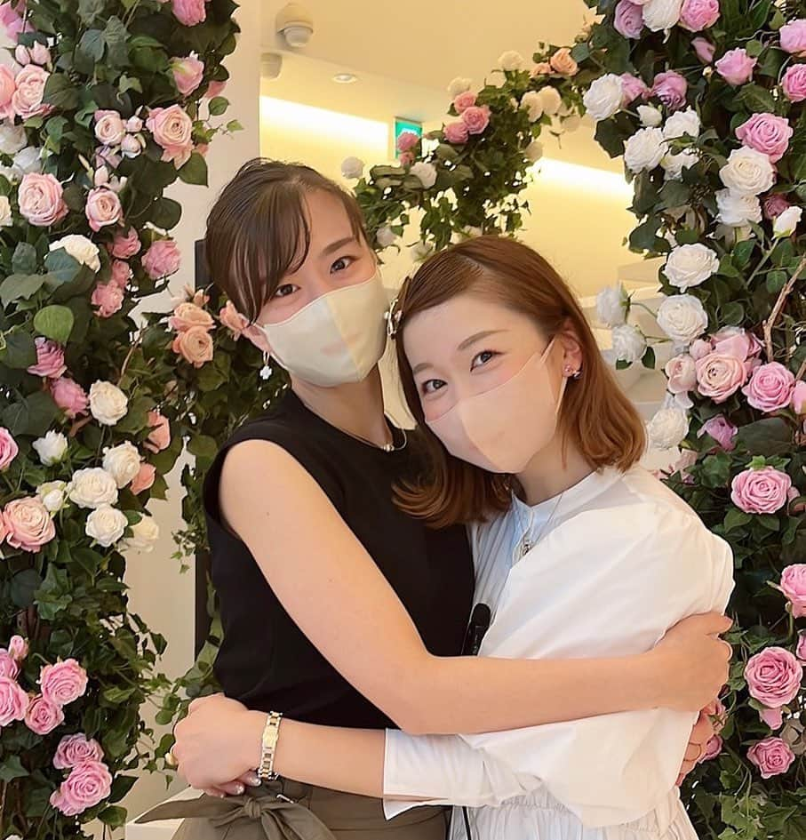 夢羽美友さんのインスタグラム写真 - (夢羽美友Instagram)「❤︎❤︎❤︎  @stina_official_  @mirei.h_97  . . 展示会にて、偶然にもさっこ#姫咲美礼 ちゃんに逢えた❤️ 可愛い可愛い下級生兼お友達❣️ 在団中は朝食🥞に誘ってくれたり、いつもまゆさん♡まゆさん♡って話掛けに来てくれて優しい子☺️笑 今では、@stina_official_ さんの社員さんに✨ 私を見つけてまゆさ〜ん♡♡え😳何でいるの❓嬉しい💕って目をまん丸にして駆け寄って来てくれました💗 私にピッタリくっついて接客してくれたお陰で、良いお買い物が出来ました🤭✨ 本当ありがとう💕 24時間も滞在しない…弾丸だったので次はゆっくり会いましょう❤︎❤︎ #stina #宝塚og #月組 #お友達 #バレエ #バレエレオタード」8月30日 8時51分 - mayu09.06