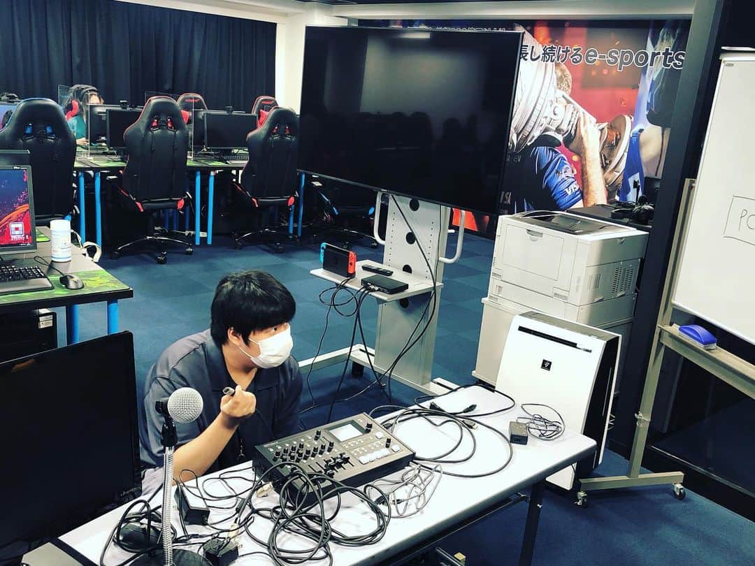 名古屋コミュニケーションアート専門学校_デザインのインスタグラム：「今日のe-sports科は配信機材のセッティングタイムトライアルテストです✨ 頑張っていきましょう  #ゲーム　 #学校　 #テスト」
