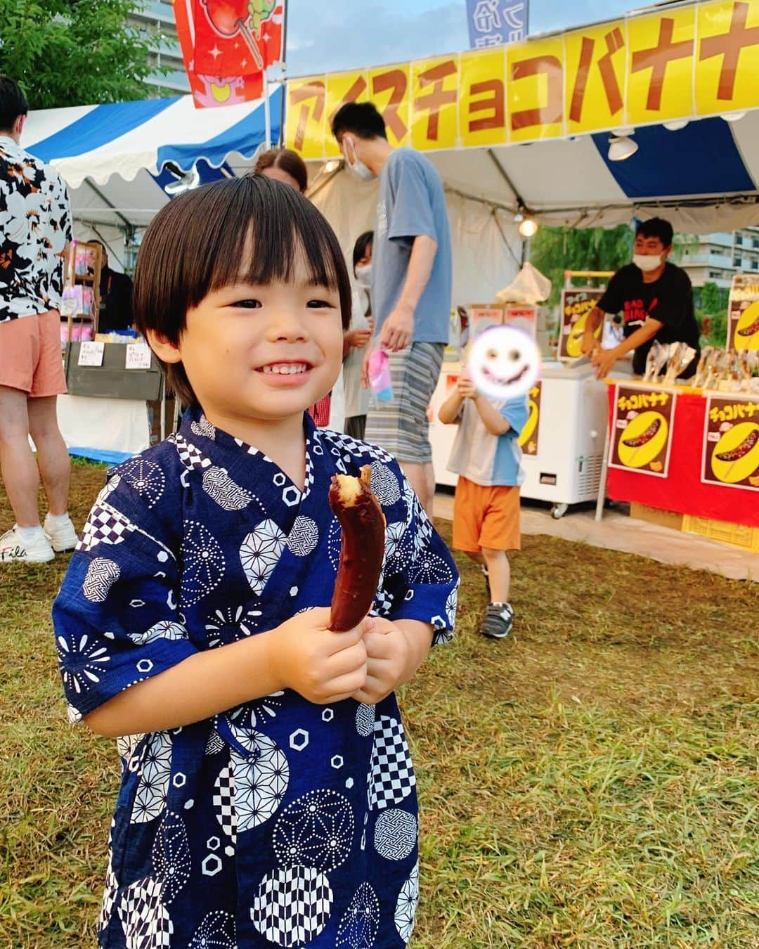 永峰絵里加さんのインスタグラム写真 - (永峰絵里加Instagram)「Summer Festival💙🧡💙 ・ ストーリーにもちらっと載せましたが 我が家の8月は修行のような日々でした。 (連絡くれた皆んな本当にありがとう❤️‍🩹🥲)  初旬に一家で次々とコロナ罹患 ↓ 元気一杯キッズと2週間引き篭り耐久生活 ↓ 私が人生2度目の薬アレルギー発症。高熱。発疹。 ↓ 全員回復◎次男保育園へ。初日で手足口病貰う。 ↓ 回復。いい加減外出したい。メンタルやばい。遊びにいこう。そうしよう。 ↓ 長男高熱。次の日私も高熱。光の速さでダウン。えーん。 ↓ ↓ 現在。やっと元気だよ♡  周りの話を聞くとお子さんの体調不良は結構色んな保育園・幼稚園で流行ってたみたいですね。貰っちゃうのよね仕方ないけど💦 皆んなお疲れ様です。。ほんとに。。！  7月はちょこちょこ夏らしいお出掛けが出来たのでかろうじて夏の思い出は作れてるハズ😂うん  夏祭りは幼稚園のと近場の２つに参加🍉 ・ 生ビールが最高に美味しかった🍺・ あぁビール飲みたい。ビールビール🍻  ・ ・ ・ #おつかれ自分 #お疲れみんな #夏の思い出 #甚平兄弟 #夏祭りコーデ #夏祭り #exhaustedmommy #byesummer #beerlover」8月30日 10時35分 - erikalmaz