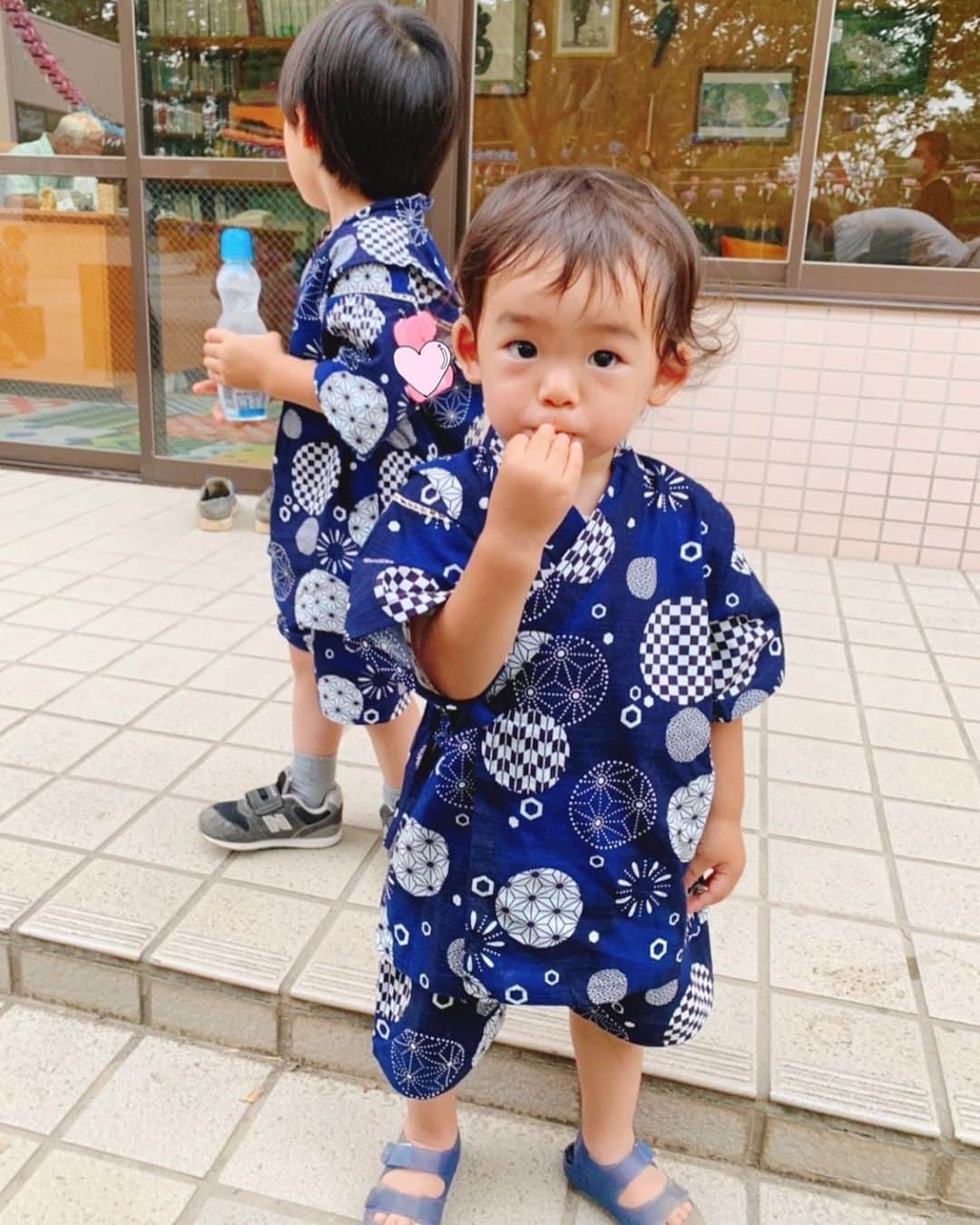 永峰絵里加さんのインスタグラム写真 - (永峰絵里加Instagram)「Summer Festival💙🧡💙 ・ ストーリーにもちらっと載せましたが 我が家の8月は修行のような日々でした。 (連絡くれた皆んな本当にありがとう❤️‍🩹🥲)  初旬に一家で次々とコロナ罹患 ↓ 元気一杯キッズと2週間引き篭り耐久生活 ↓ 私が人生2度目の薬アレルギー発症。高熱。発疹。 ↓ 全員回復◎次男保育園へ。初日で手足口病貰う。 ↓ 回復。いい加減外出したい。メンタルやばい。遊びにいこう。そうしよう。 ↓ 長男高熱。次の日私も高熱。光の速さでダウン。えーん。 ↓ ↓ 現在。やっと元気だよ♡  周りの話を聞くとお子さんの体調不良は結構色んな保育園・幼稚園で流行ってたみたいですね。貰っちゃうのよね仕方ないけど💦 皆んなお疲れ様です。。ほんとに。。！  7月はちょこちょこ夏らしいお出掛けが出来たのでかろうじて夏の思い出は作れてるハズ😂うん  夏祭りは幼稚園のと近場の２つに参加🍉 ・ 生ビールが最高に美味しかった🍺・ あぁビール飲みたい。ビールビール🍻  ・ ・ ・ #おつかれ自分 #お疲れみんな #夏の思い出 #甚平兄弟 #夏祭りコーデ #夏祭り #exhaustedmommy #byesummer #beerlover」8月30日 10時35分 - erikalmaz