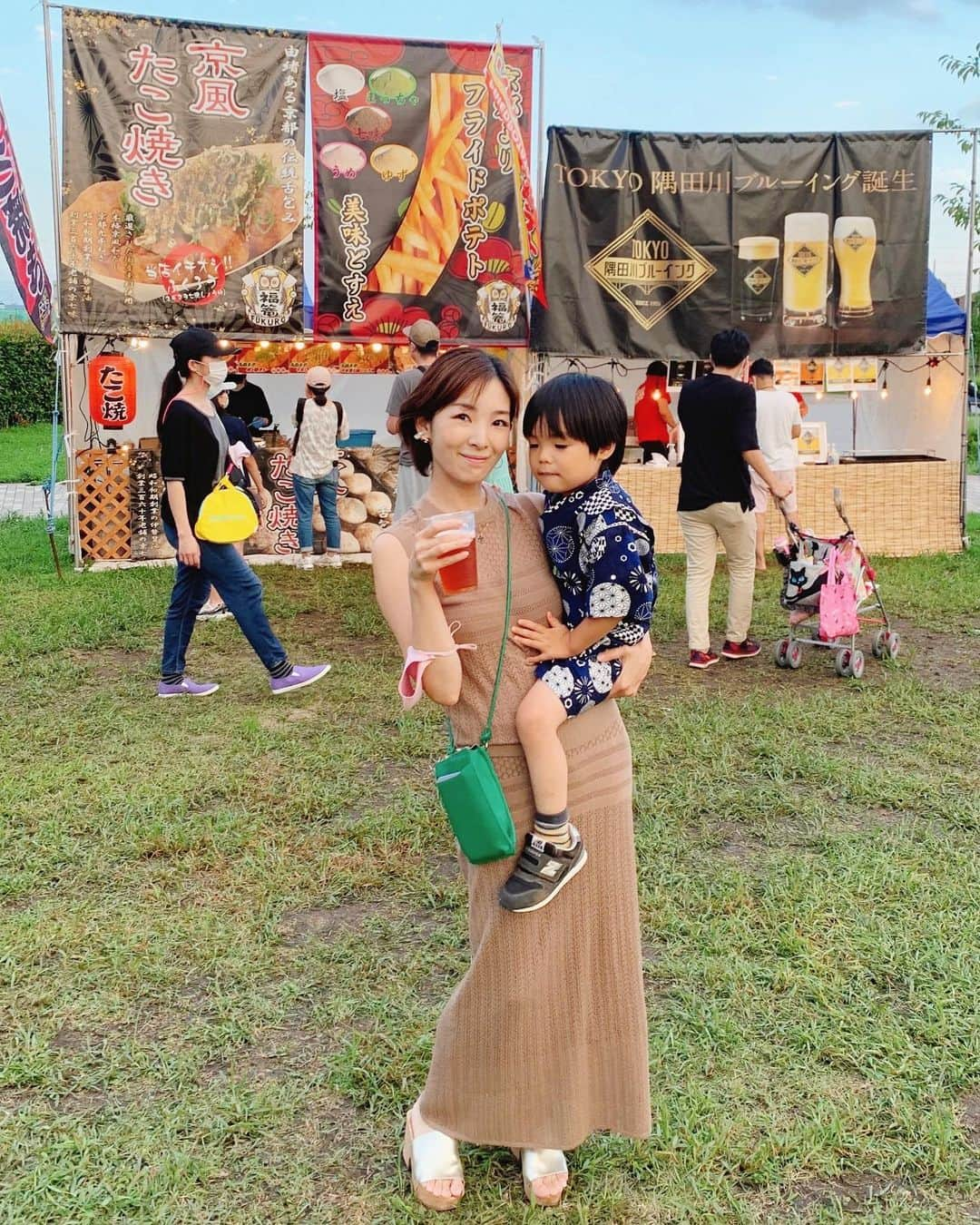 永峰絵里加のインスタグラム：「Summer Festival💙🧡💙 ・ ストーリーにもちらっと載せましたが 我が家の8月は修行のような日々でした。 (連絡くれた皆んな本当にありがとう❤️‍🩹🥲)  初旬に一家で次々とコロナ罹患 ↓ 元気一杯キッズと2週間引き篭り耐久生活 ↓ 私が人生2度目の薬アレルギー発症。高熱。発疹。 ↓ 全員回復◎次男保育園へ。初日で手足口病貰う。 ↓ 回復。いい加減外出したい。メンタルやばい。遊びにいこう。そうしよう。 ↓ 長男高熱。次の日私も高熱。光の速さでダウン。えーん。 ↓ ↓ 現在。やっと元気だよ♡  周りの話を聞くとお子さんの体調不良は結構色んな保育園・幼稚園で流行ってたみたいですね。貰っちゃうのよね仕方ないけど💦 皆んなお疲れ様です。。ほんとに。。！  7月はちょこちょこ夏らしいお出掛けが出来たのでかろうじて夏の思い出は作れてるハズ😂うん  夏祭りは幼稚園のと近場の２つに参加🍉 ・ 生ビールが最高に美味しかった🍺・ あぁビール飲みたい。ビールビール🍻  ・ ・ ・ #おつかれ自分 #お疲れみんな #夏の思い出 #甚平兄弟 #夏祭りコーデ #夏祭り #exhaustedmommy #byesummer #beerlover」