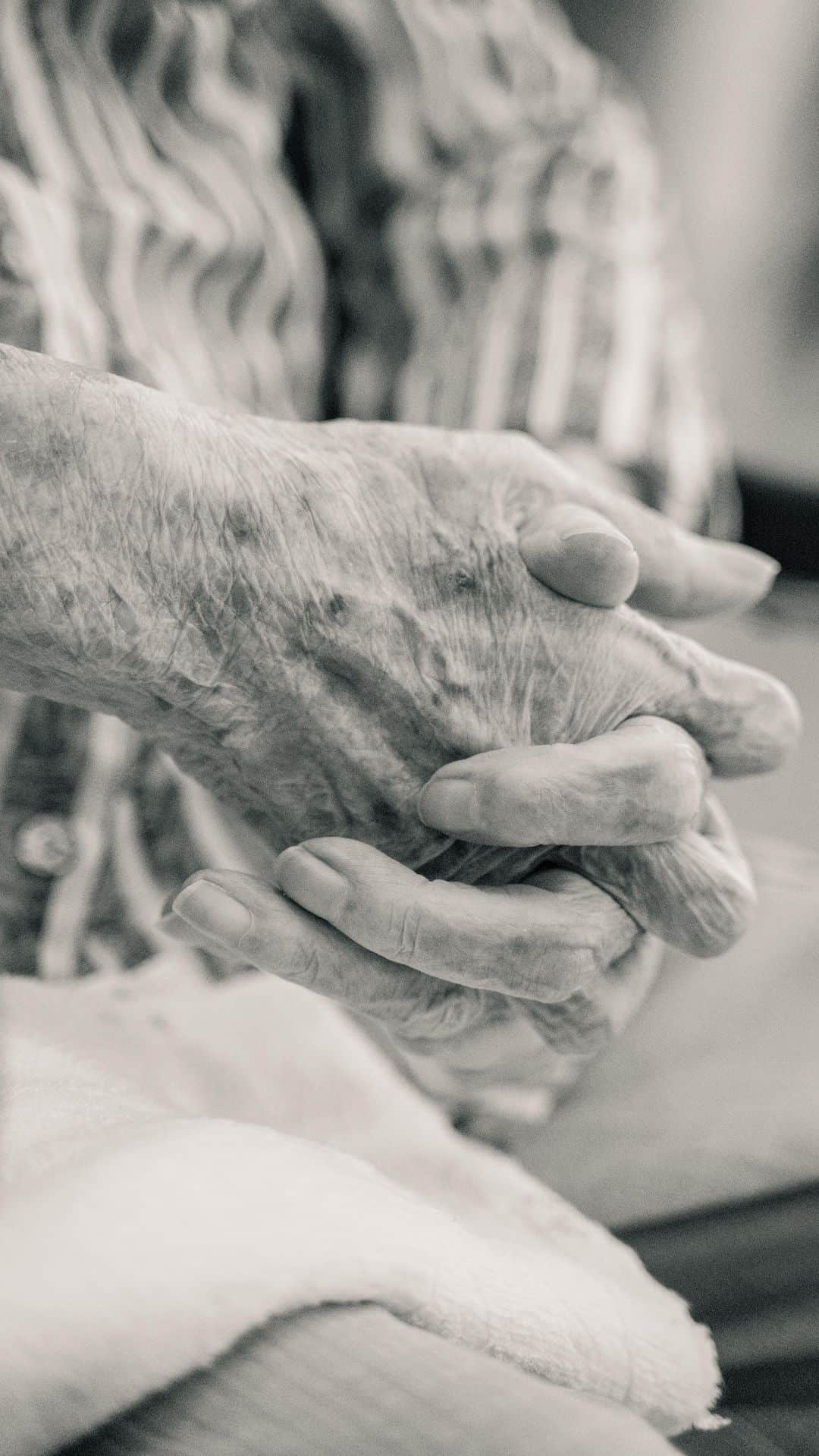 のインスタグラム：「#祖母との再会  夏休みをいただいて 祖母に会ってきました。  95歳になる祖母。  5年前から老人ホームに お世話になっていて、 コロナ禍の到来で ガラス越しや画面越しでしか 会えなかった日々。  今回特別に少しだけ 会えるとの知らせを受けて 会いに行ってきました。  ずっと会っていなかったから ちょっとボケちゃって 私のこと分からんかったらどうしよ、 とか思っていたけど  「ばあちゃん」 って声をかけたら 嬉しそうに 「かなね。」って 言ってくれて。  10分ほどの時間でしたが 祖母が隣りにいること 声や肌で感じる祖母の姿に 言葉にならないくらい 嬉しさと幸福を感じました。  当たり前に会えていた時間が懐かしい。 そんな日常が早く戻ってきてほしい と願いながらもう3年が経とうとしています。  子供の成長を撮影しながら 今の瞬間は今しかなくて とっても尊いなと思うのですが  祖母と会えない時間を刻む中で ご年配の方の今も とっても尊いなと思うんです。 2年半会えていなかった間に 祖母もシミやシワが増え また歳をとったのを感じました。  元気なので100歳は 全然越えてくれそうですが 100歳までも経った5年。 その5年であと何回会えて 言葉を交わして手を取り合えるのか。  人の人生は儚く尊いです。  隣りで笑いあえる今の時間を 大切にしたいし みなさんにも大切に 形あるものに残していただきたいです。  #祖母 #大好きな人」
