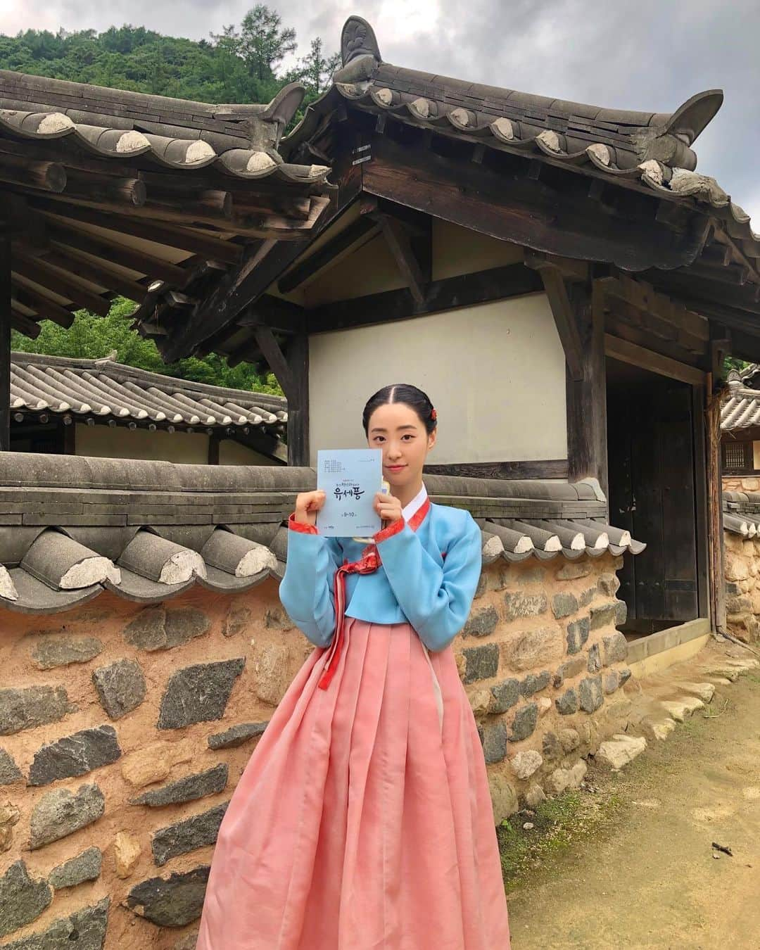 ヘヨンのインスタグラム：「즐겁고 좋은 경험이었던 현장🙏 함께 할 수 있어 감사했사옵니다🙇‍♀️😊  #조선정신과의사유세풍  화이팅🌈」