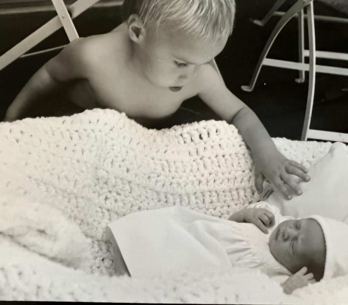 ジョシー・ビセットのインスタグラム：「I have been sorting through “memorabilia“ this past week. This one captures my heart ❤️ a photograph of my son Mason @mason8estes , in awe of his newborn baby sister Maya @maya.estess 🌹 ❤️🙏#memories #grateful #blessings」