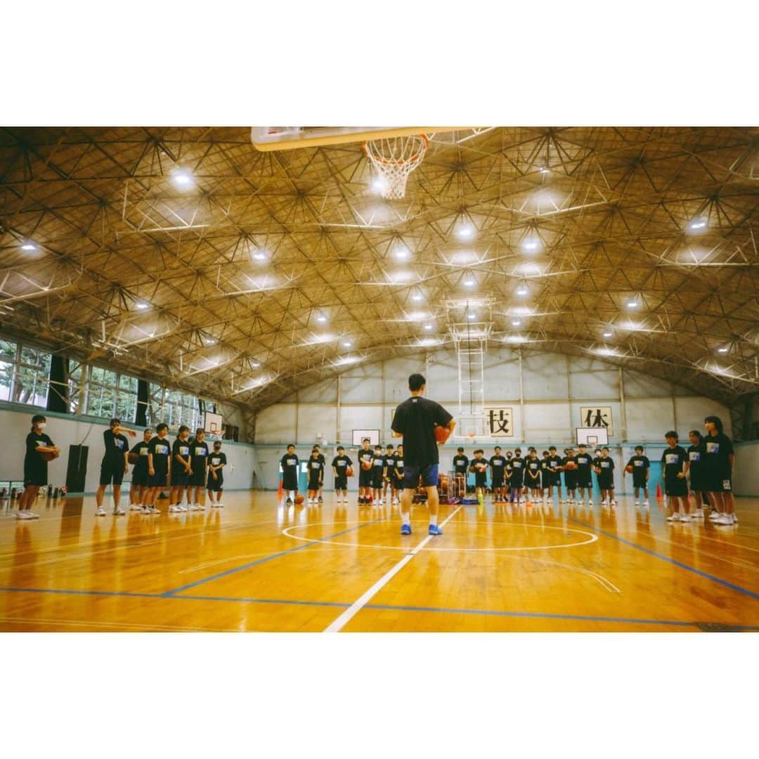 石井講祐さんのインスタグラム写真 - (石井講祐Instagram)「🏀 SAMURAICAMP2022🏀 @船橋市立船橋中学校 母校で開催！ 部活再開初日という事もあり、エネルギーを持って取り組んでくれました！ 早い年代からいろんなトレーニングに触れてほしいと思い、今回は僕が普段やっているビジョントレーニングも体験してもらいました！ 後輩達の活躍を期待しています👍 参加いただいた皆さん、ご協力いただいた皆さんありがとうございました😊 📸　@moto_graphys  👕　@b_funabashi  👟　@asics_japan  🤝 @ryuki_oonoki  @vtlab_visiontraininglab  #サムライキャンプ #SAMURAICAMP #石井講祐  #シュート力アップ」8月30日 13時39分 - ishiikosuke