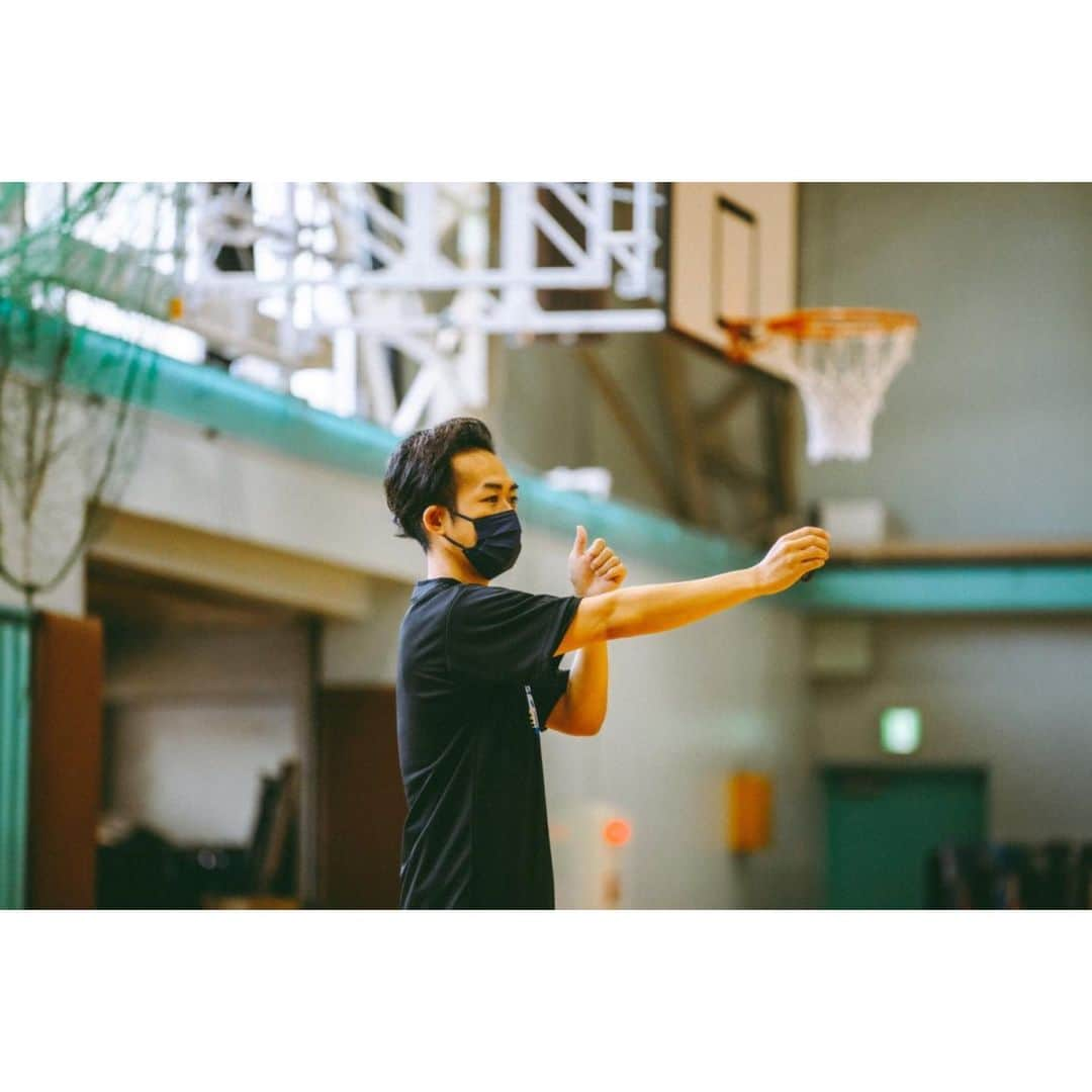 石井講祐さんのインスタグラム写真 - (石井講祐Instagram)「🏀 SAMURAICAMP2022🏀 @船橋市立船橋中学校 母校で開催！ 部活再開初日という事もあり、エネルギーを持って取り組んでくれました！ 早い年代からいろんなトレーニングに触れてほしいと思い、今回は僕が普段やっているビジョントレーニングも体験してもらいました！ 後輩達の活躍を期待しています👍 参加いただいた皆さん、ご協力いただいた皆さんありがとうございました😊 📸　@moto_graphys  👕　@b_funabashi  👟　@asics_japan  🤝 @ryuki_oonoki  @vtlab_visiontraininglab  #サムライキャンプ #SAMURAICAMP #石井講祐  #シュート力アップ」8月30日 13時39分 - ishiikosuke