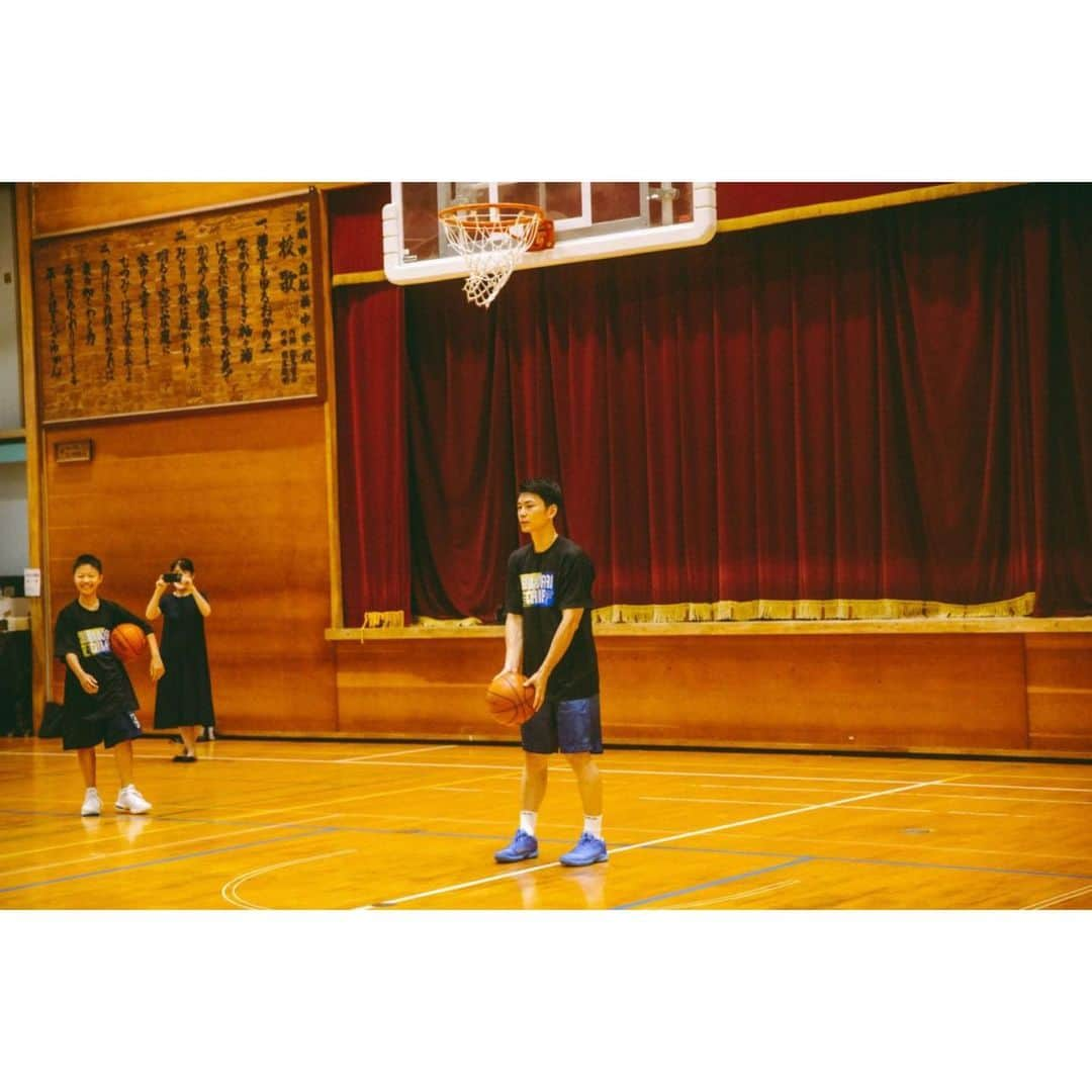 石井講祐さんのインスタグラム写真 - (石井講祐Instagram)「🏀 SAMURAICAMP2022🏀 @船橋市立船橋中学校 母校で開催！ 部活再開初日という事もあり、エネルギーを持って取り組んでくれました！ 早い年代からいろんなトレーニングに触れてほしいと思い、今回は僕が普段やっているビジョントレーニングも体験してもらいました！ 後輩達の活躍を期待しています👍 参加いただいた皆さん、ご協力いただいた皆さんありがとうございました😊 📸　@moto_graphys  👕　@b_funabashi  👟　@asics_japan  🤝 @ryuki_oonoki  @vtlab_visiontraininglab  #サムライキャンプ #SAMURAICAMP #石井講祐  #シュート力アップ」8月30日 13時39分 - ishiikosuke