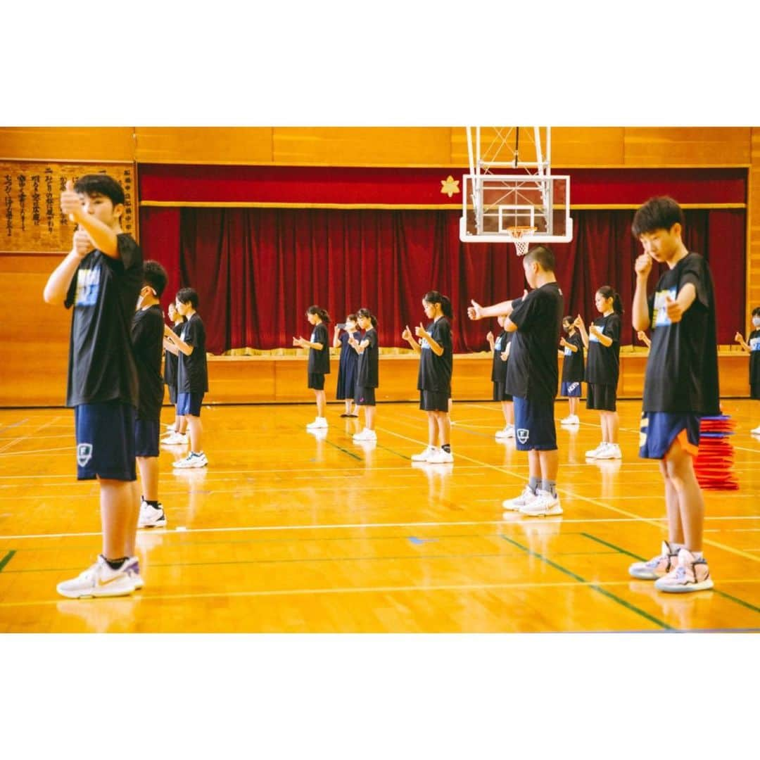 石井講祐さんのインスタグラム写真 - (石井講祐Instagram)「🏀 SAMURAICAMP2022🏀 @船橋市立船橋中学校 母校で開催！ 部活再開初日という事もあり、エネルギーを持って取り組んでくれました！ 早い年代からいろんなトレーニングに触れてほしいと思い、今回は僕が普段やっているビジョントレーニングも体験してもらいました！ 後輩達の活躍を期待しています👍 参加いただいた皆さん、ご協力いただいた皆さんありがとうございました😊 📸　@moto_graphys  👕　@b_funabashi  👟　@asics_japan  🤝 @ryuki_oonoki  @vtlab_visiontraininglab  #サムライキャンプ #SAMURAICAMP #石井講祐  #シュート力アップ」8月30日 13時39分 - ishiikosuke