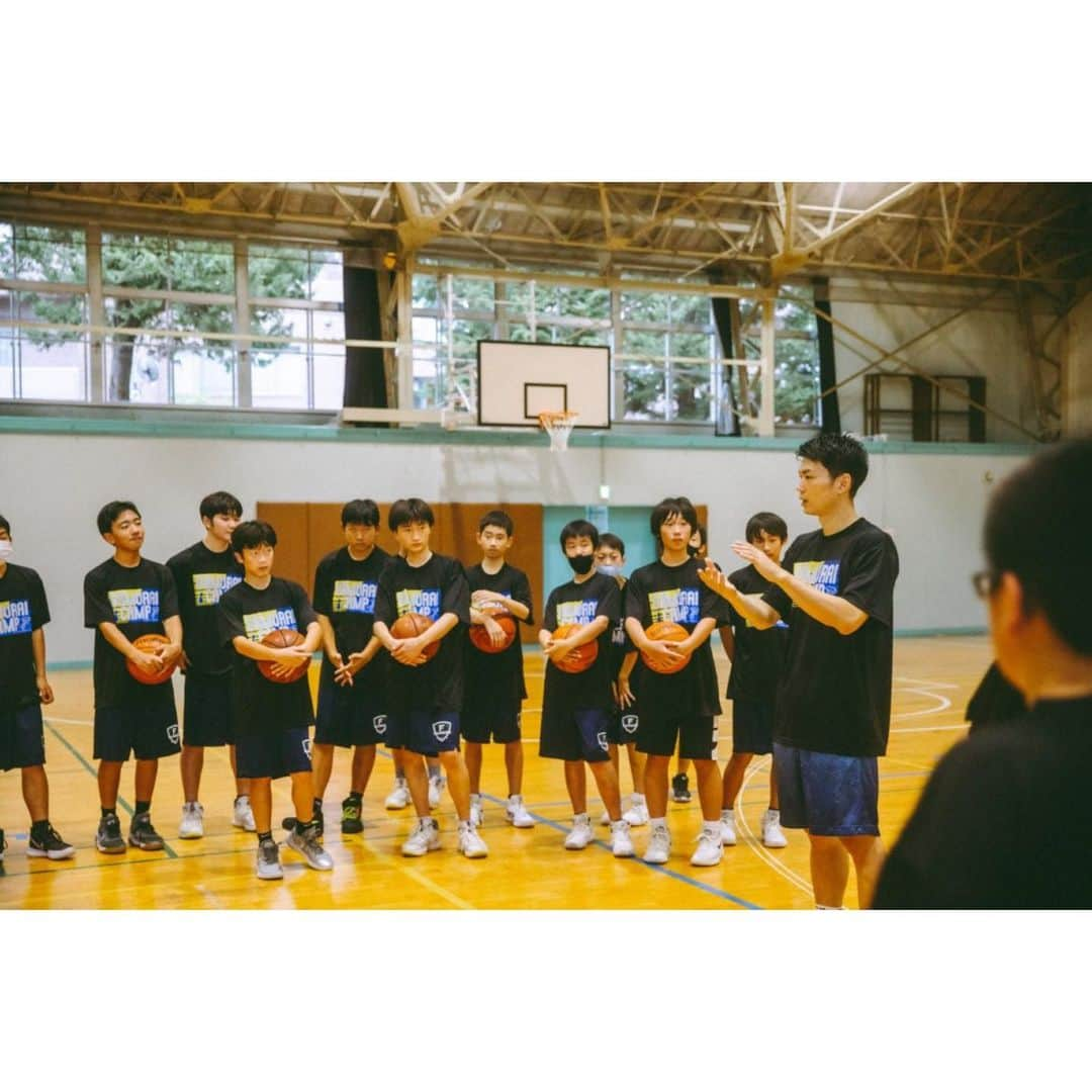 石井講祐さんのインスタグラム写真 - (石井講祐Instagram)「🏀 SAMURAICAMP2022🏀 @船橋市立船橋中学校 母校で開催！ 部活再開初日という事もあり、エネルギーを持って取り組んでくれました！ 早い年代からいろんなトレーニングに触れてほしいと思い、今回は僕が普段やっているビジョントレーニングも体験してもらいました！ 後輩達の活躍を期待しています👍 参加いただいた皆さん、ご協力いただいた皆さんありがとうございました😊 📸　@moto_graphys  👕　@b_funabashi  👟　@asics_japan  🤝 @ryuki_oonoki  @vtlab_visiontraininglab  #サムライキャンプ #SAMURAICAMP #石井講祐  #シュート力アップ」8月30日 13時39分 - ishiikosuke