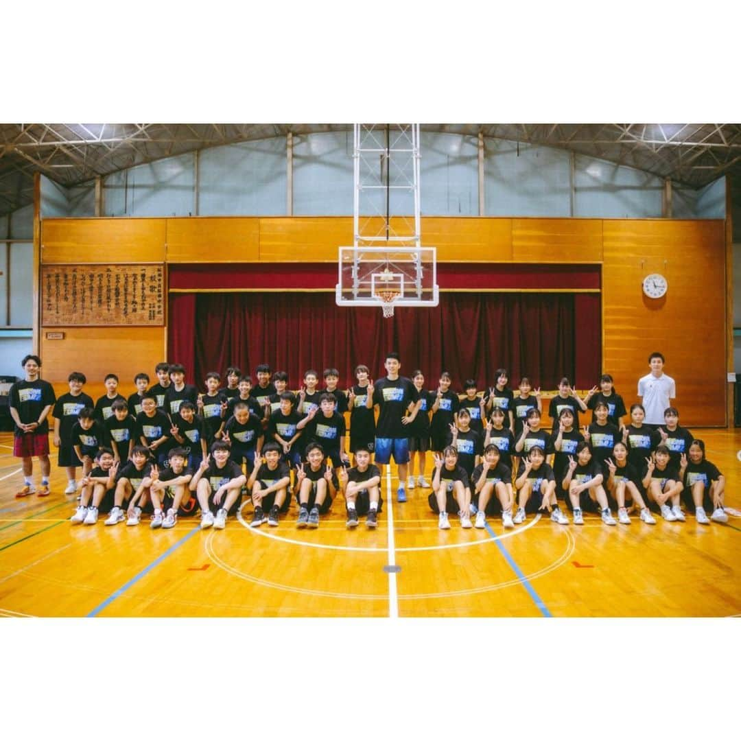 石井講祐さんのインスタグラム写真 - (石井講祐Instagram)「🏀 SAMURAICAMP2022🏀 @船橋市立船橋中学校 母校で開催！ 部活再開初日という事もあり、エネルギーを持って取り組んでくれました！ 早い年代からいろんなトレーニングに触れてほしいと思い、今回は僕が普段やっているビジョントレーニングも体験してもらいました！ 後輩達の活躍を期待しています👍 参加いただいた皆さん、ご協力いただいた皆さんありがとうございました😊 📸　@moto_graphys  👕　@b_funabashi  👟　@asics_japan  🤝 @ryuki_oonoki  @vtlab_visiontraininglab  #サムライキャンプ #SAMURAICAMP #石井講祐  #シュート力アップ」8月30日 13時39分 - ishiikosuke