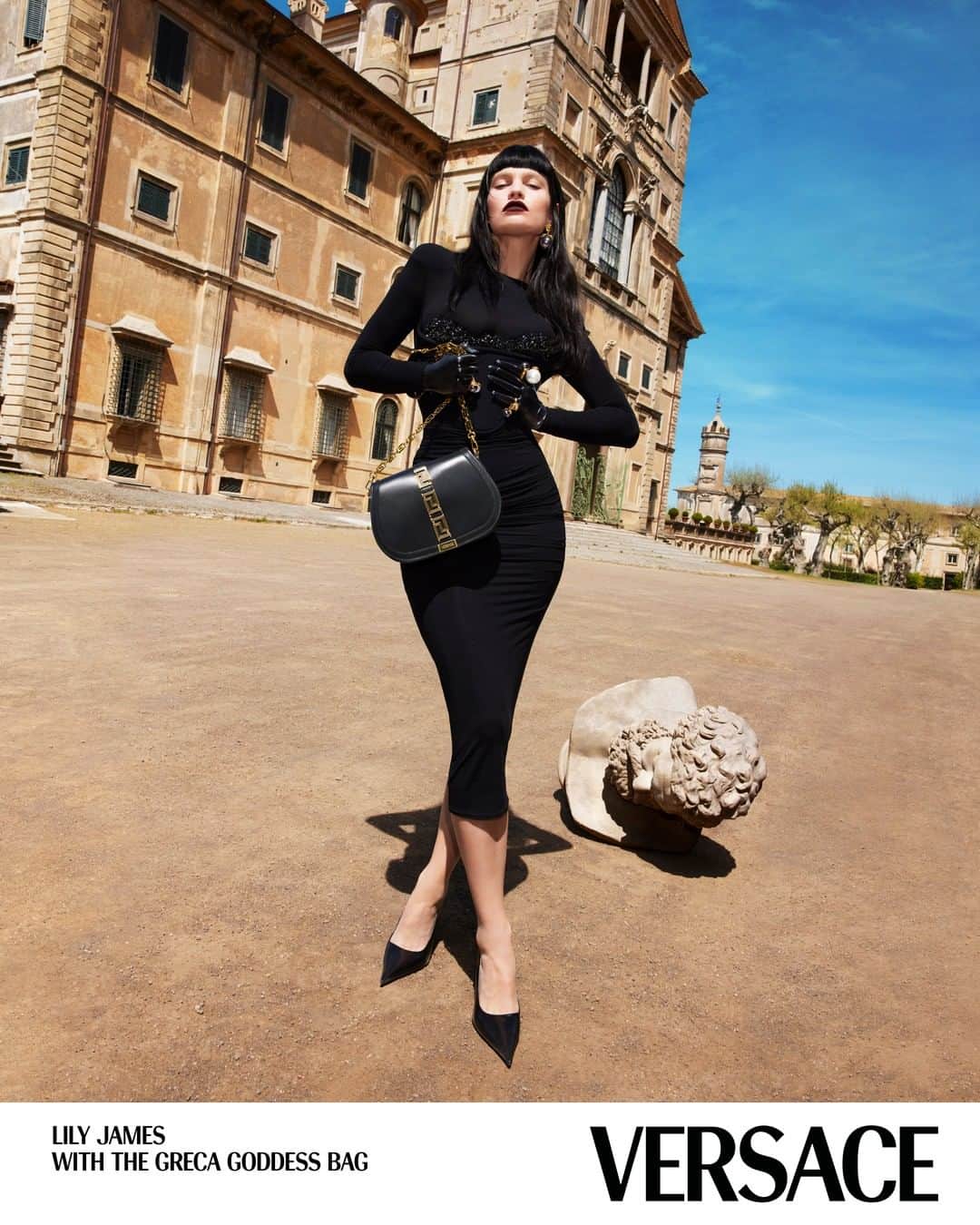 ジャンニヴェルサーチのインスタグラム：「Certain, Unapologetic, Versace,  @lilyjamesofficial with the #VersaceGrecaGoddess bag for #VersaceFW22.  Now at Versace.com via the link in bio.」