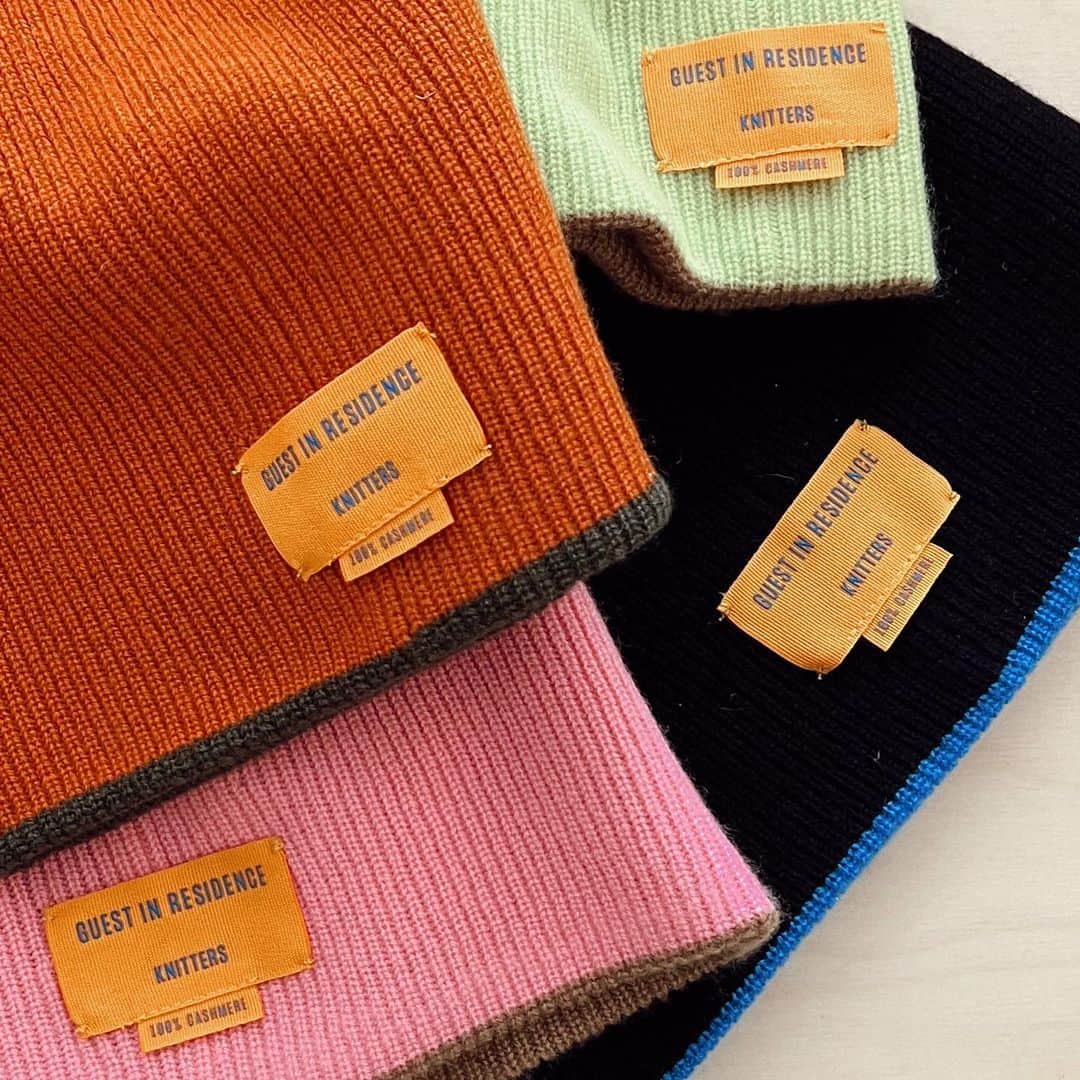 ジジ・ハディッドのインスタグラム：「step into our office .. follow @guestinresidence ! we launch sooner than ya think ;)」