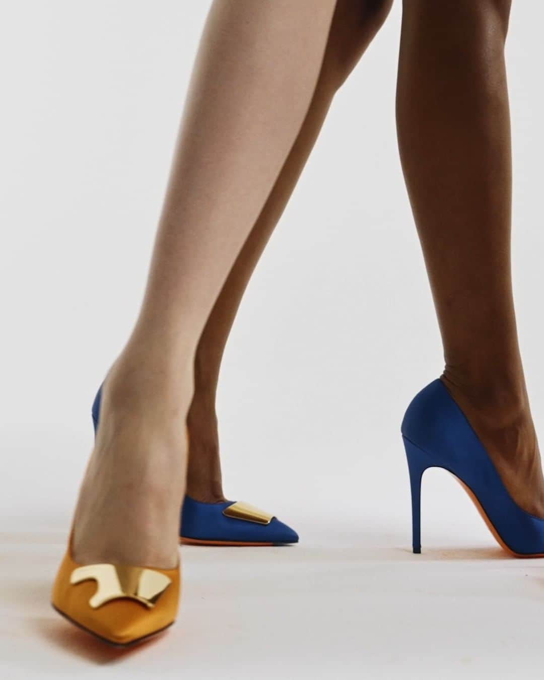 サントーニのインスタグラム：「What’s your signature tone?  Vibrant orange, or perhaps a bold blue?   Live your life in color with the Sibille pump’s curated selection of elegant, modern shades.   Find your tone. Link in bio.   #Santoni #SantoniFW22 #SantoniSibille」