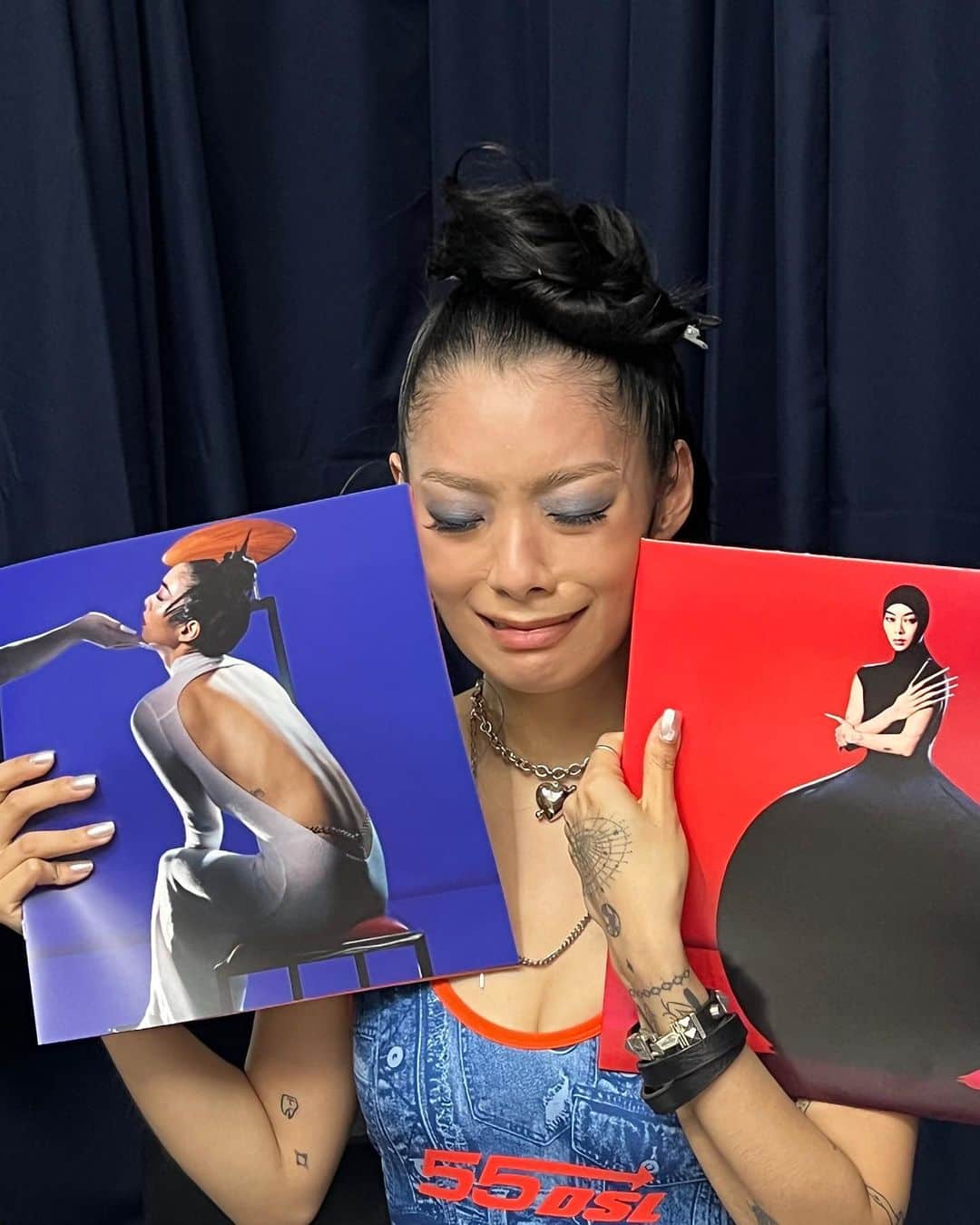 リナ・サワヤマのインスタグラム：「omg the Hold The Girl vinyl is GORGEOUS 😭😭😭   less than 3 weeks to go until Hold the Girl is unleashed into the world 😭😭😭 swipe for all signings (new ones added in Oxford and Birmingham!) and release week shows !!!!! ticket link in bio」