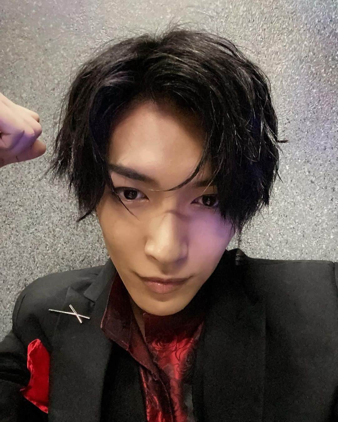 伊藤澄也さんのインスタグラム写真 - (伊藤澄也Instagram)「. そいえばこの前載せたこれ、衣装さんがピアス用意してくれて 数年ぶりにピアスつけてる笑 穴塞がったと思ってたらすんなり貫通した！笑 左耳はシンプルなリングで右耳はジャラジャラしてるやつだよ〜 めちゃくちゃチャラいよね😎笑 普段自分で髪の毛セットすること全くないから メイクさんや衣装さんがスタイリッシュに仕上げてくれるのとても感謝。。。 . 9月舞台の稽古もいよいよ残り5日。 来週の本番が楽しみだー！  #舞台#稽古#作品#スーツ#チャラい#ホスト#どっちも#本番#楽しみ #photo#camera#suit」8月30日 16時28分 - sumiya.ito