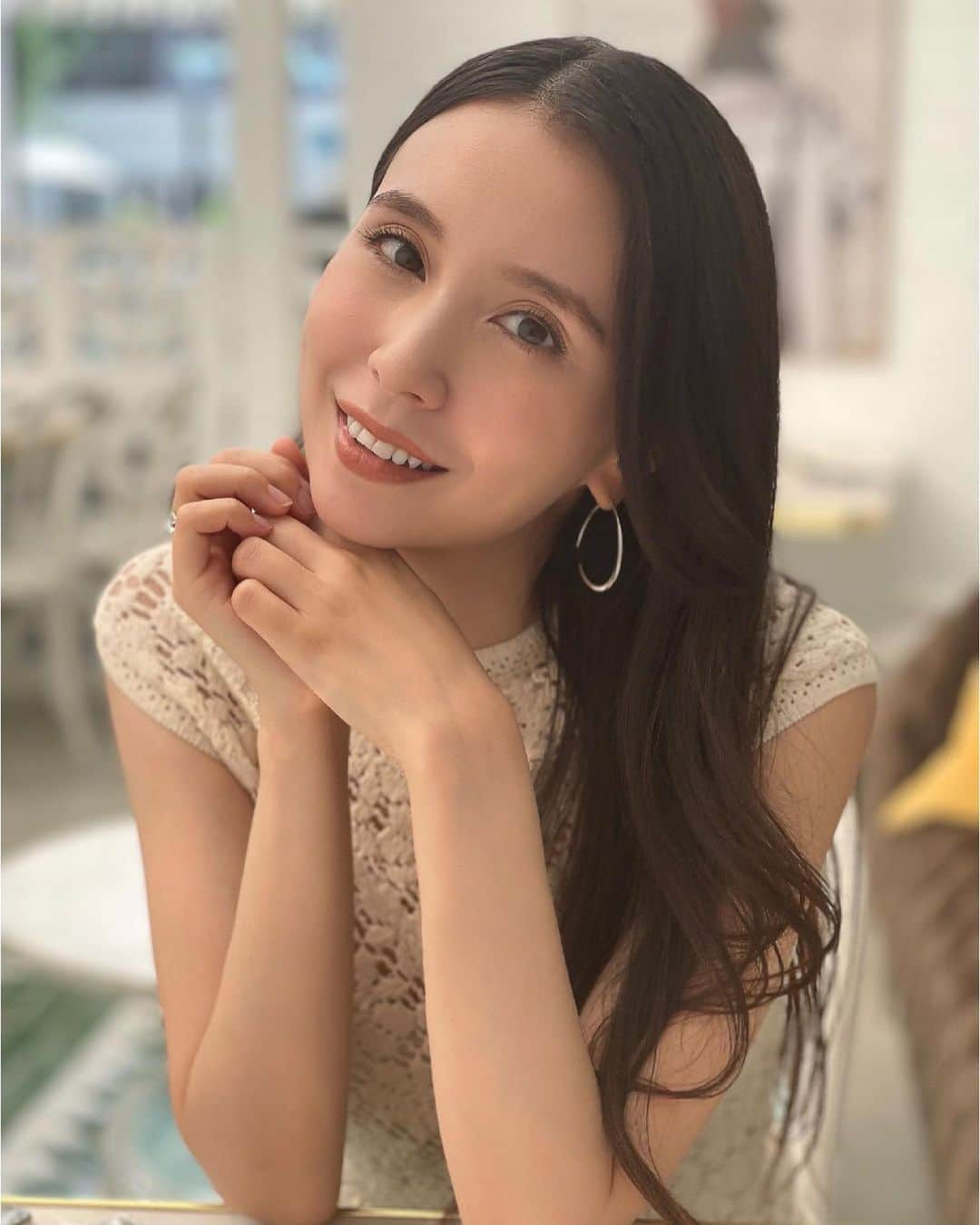 May J.のインスタグラム：「透明感のあるお肌になるように日頃からケアをしていますが、メイクをする時も心がけています。 コスメデコルテ　AQ　オーラ リフレクターを使ってメイクをしたら理想のお肌になれました🤍 メイクの最後にブラシにとって肌に乗せると サラッフワッと仕上がって透明感が凄い✨ 薄いヴェールをかけたようなフィルター効果で、肌を自然にトーンアップしてくれるのでとても気に入っています🤍  @cosmedecortejp   #コスメデコルテ #AQオーラリフレクター #オーラパウダー #フェイスパウダー #decorte_pr」