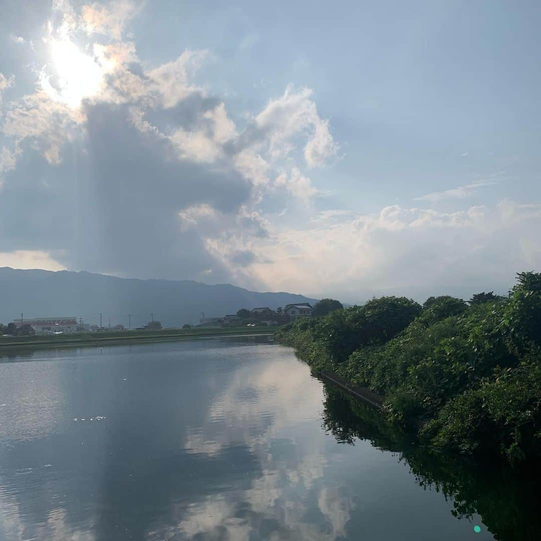 田中順也のインスタグラム：「水面に癒された。 空に癒された。 自然のエネルギーをもらいに釣りに行く。 釣れなくても全く問題なく。 準備から片付けまでを楽しむ。 ただハチだけは勘弁。 誰か船持っている方いましたら、ぜひお誘いください！」