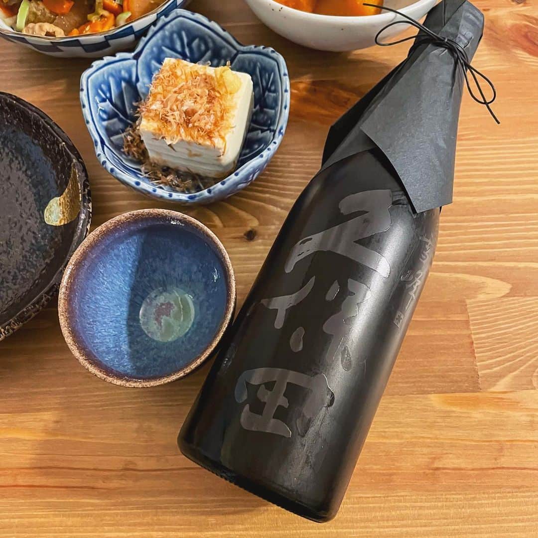 中川知香さんのインスタグラム写真 - (中川知香Instagram)「🍶 我が家でおうち居酒屋したとき。 もつ煮が美味しくできてハッピーでした。  頂き物のかっこいい #久保田 と共に。こちらがアウトドア用に作られた日本酒だと後から知る私達。もちろんもつ煮との相性も◎でしたが、次はバーベキュー料理と飲んでみたい！  ・もつ煮込み ・かぼちゃの煮物 ・ニラもやし炒め ・冷奴 ・お肉屋さんで買ってきた焼き鳥  #スポーツフードスペシャリスト #中川知香」8月30日 17時54分 - chikanakagawa_official