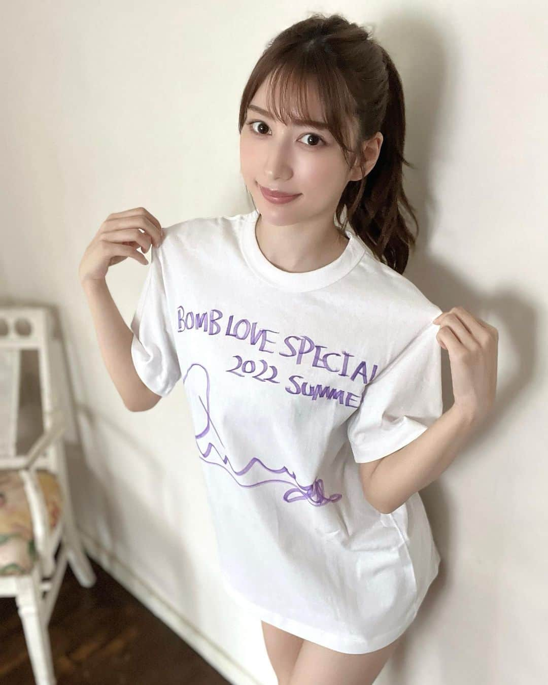 雪平莉左さんのインスタグラム写真 - (雪平莉左Instagram)「BOMBみてね♡  直筆サイン入りTシャツ（＾ω＾）」8月30日 18時13分 - risa_yukihira