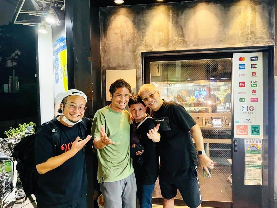 石山大輔のインスタグラム：「先日、  #クロッサムモリタ さんで会食させて頂きました！  至高のお肉の数々凄かったです。その後には池袋のファンキーなお店こと#池袋の風 さんへ。  そして、現youtuberで元日本代表の那須さんと初めてお会いさせて頂きました！  何事も日本のサッカー界のため。 サッカーに対する熱さや芯のブレない強さはさすが那須さんだなと思いました！　全国の有名校の練習内容も覗くことが出来るし、現役の選手の裏側や秘話も、グッと視聴者と距離を縮めてくれたのはおそらく那須さんだと思います。 しかし、この日は序盤からお酒が空くとすぐに注がれるという、寄せの速さもピカイチ。 最後は、元サッカー部が多かったこともあり、ほぼ体育会系の飲み会みたいになっちゃいましたが、またどこかでサッカーのお仕事が出来れば嬉しいです。  いつか一緒にボール蹴りたいなぁ〜⚽️  ウチのジュニアユースの練習も見て欲しい！  #ウィナーズ #winners #那須大亮  #池袋の風 #クロッサムモリタ #バンビーノ #サッカー芸人 #Jリーグ #日本代表 #ティラカル #ティーラカルチョ #tiracalcio」