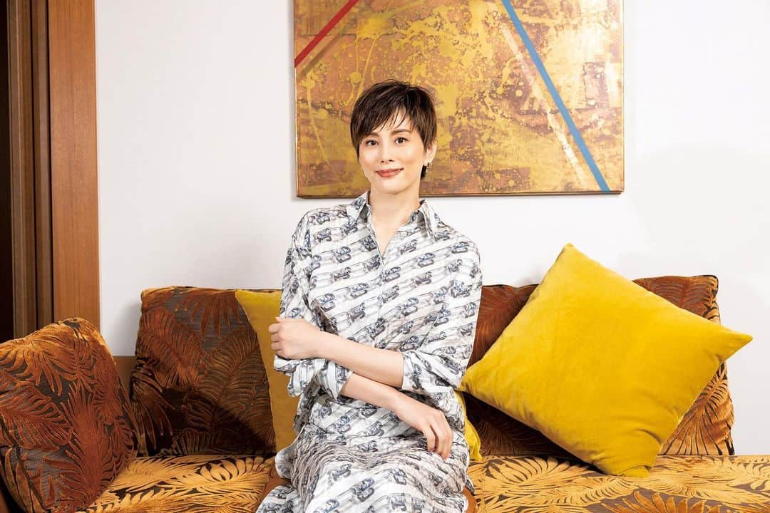 米倉涼子のインスタグラム：「今日発売の『ニューズウィーク日本版』でインタビューしていただきました‼️ 11月に挑戦するCHICAGOについて話してます！ お時間あればぜひ見てみてくださいっ ⁡ ⁡ I was interviewed in today's issue of Newsweek Japan! We talked about CHICAGO, my new challenge for November! Take a look if you have time~ ⁡  #ニューズウィーク日本版 #newsweek  @newsweek_japan  @atsukoholic　for Newsweek Japan @fendi  #fendi」