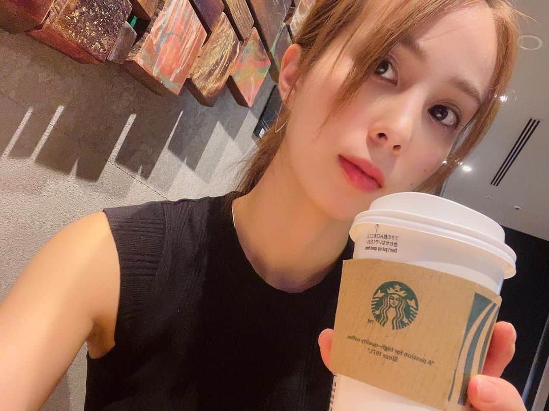 犬童美乃梨さんのインスタグラム写真 - (犬童美乃梨Instagram)「HOT☕️  昨日も今日も少し肌寒いね😮 . . . #スタバ  #スターバックス  #ほうじ茶ティーラテ #カフェ #オフ #赤ちゃんのいる生活  #あかちゃんのいる暮らし  #ママ」8月30日 18時47分 - minudo