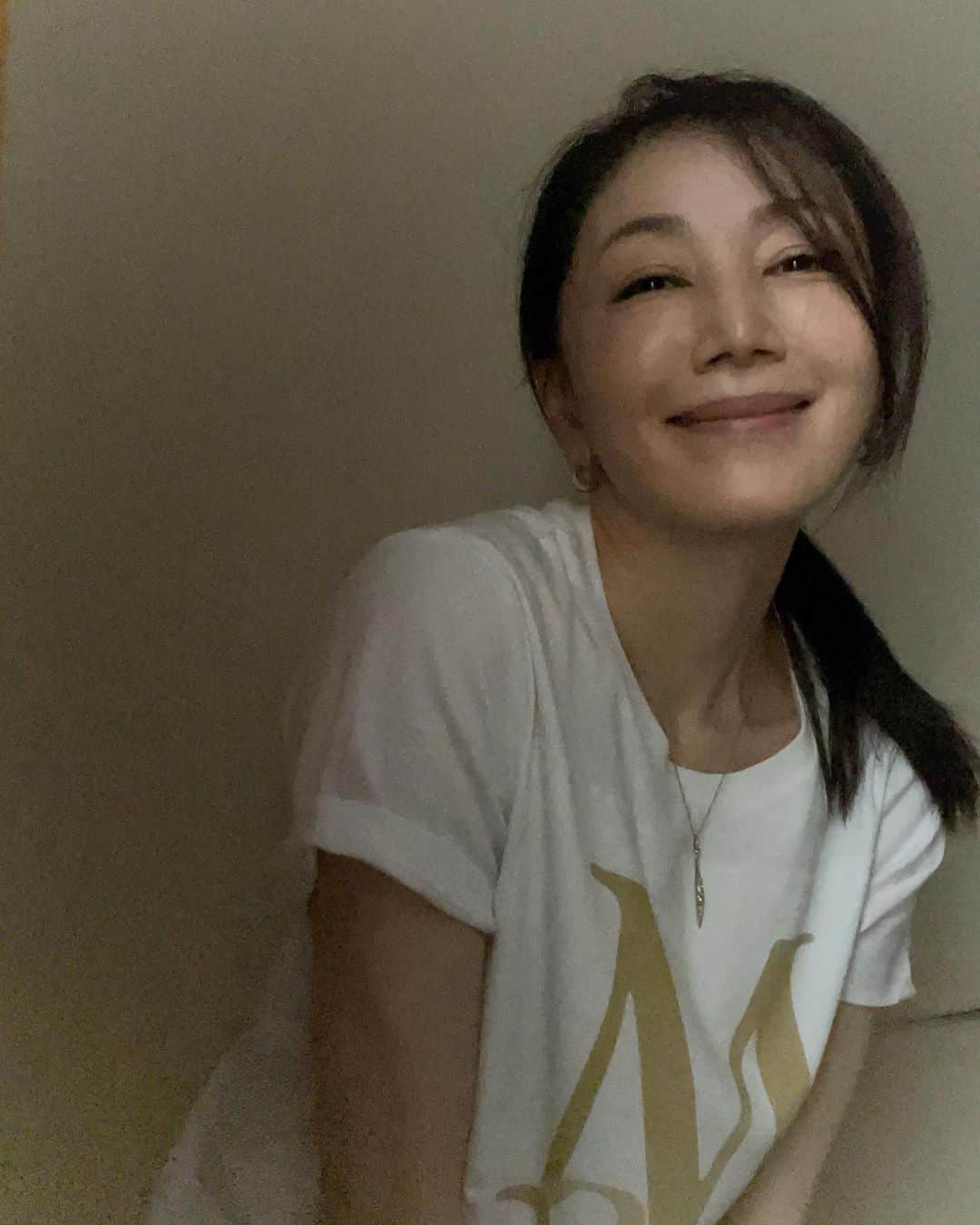 坂村かおるのインスタグラム：「・ 今年は、Tシャツを着る事が多かった。 ・ 大人が着られるTシャツも数多く、ちょっとしたコーデでシックにも着られる‥ ・ ゴージャスなアクセがいいかな？ ジレを羽織ろうかな？ それとも、ロングスカートにするかな？ ・ そんな事を考えながら、朝から鏡の前で悩んでいる💦 ・ そろそろ秋ぽさを取り入れて、秋コーデを楽しみたい☺️ ・  いつも「いいね！」を頂きありがとうございます。 皆さんのコメントに元気を貰っています😊  #クィーンオブ美魔女 #team美魔女 #美ST #坂村かおる #トータルビューティーアドバイザー #美しく老いる #バランス #美容 #コスメ #ファッション #今日のコーデ #トータルバランス #お洒落な人と繋がりたい #コスメ好きな人と繋がりたい #美意識高い人と繋がりたい #美魔女 #美魔女が変わる #アップデートしてる人と繋がりたい #自分らしくアップデート #秋コーデ #tシャツコーデ」