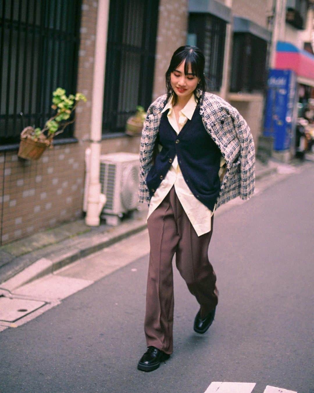 渡邉香織のインスタグラム：「枝ちゃんの切るフィルムの音にはこんなムードが詰まってたのね🐚  Photo @edmm32  Hair & make up @annashimazaki.com77  styling @ayumi6316」