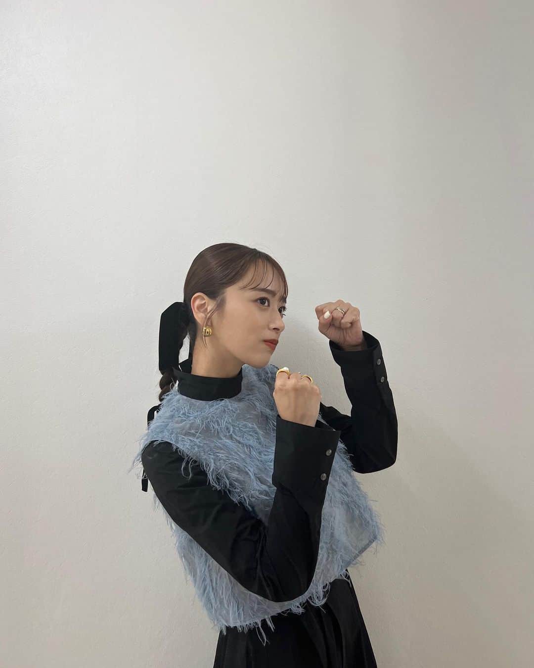 近藤千尋のインスタグラム：「ファイティングポーズ！！ ということは プレバトにでまーす📺🫡🌈笑 9／1です🙂 3回連続才能アリになるのか？ 是非ご覧ください✌️💓 収録ではなっちゃんに会えて (目標２ヶ月に一回は会おうと言ってるw) お誕生日プレゼントも渡せてよかった〜🥰 衣装に合わせてベロアのおリボン つけてもらいました❣️  今日は熱海でロケしてました😊 雨がなんとかもってよかった☔️  ご飯のお片付けしなきゃだけど ソファから動けないでやんす。  ウェア @lautashi  アクセサリー @crestare_official  シューズ @charleskeith_jp」