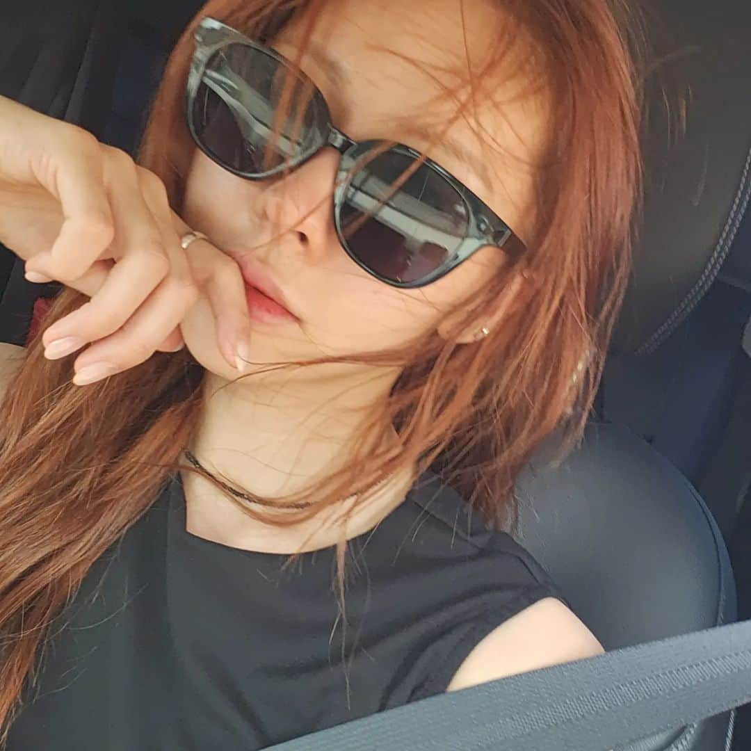 チン・イェソルのインスタグラム：「바람쐬러 나왔더니 진짜 바람많이부네 ...... .😂....」