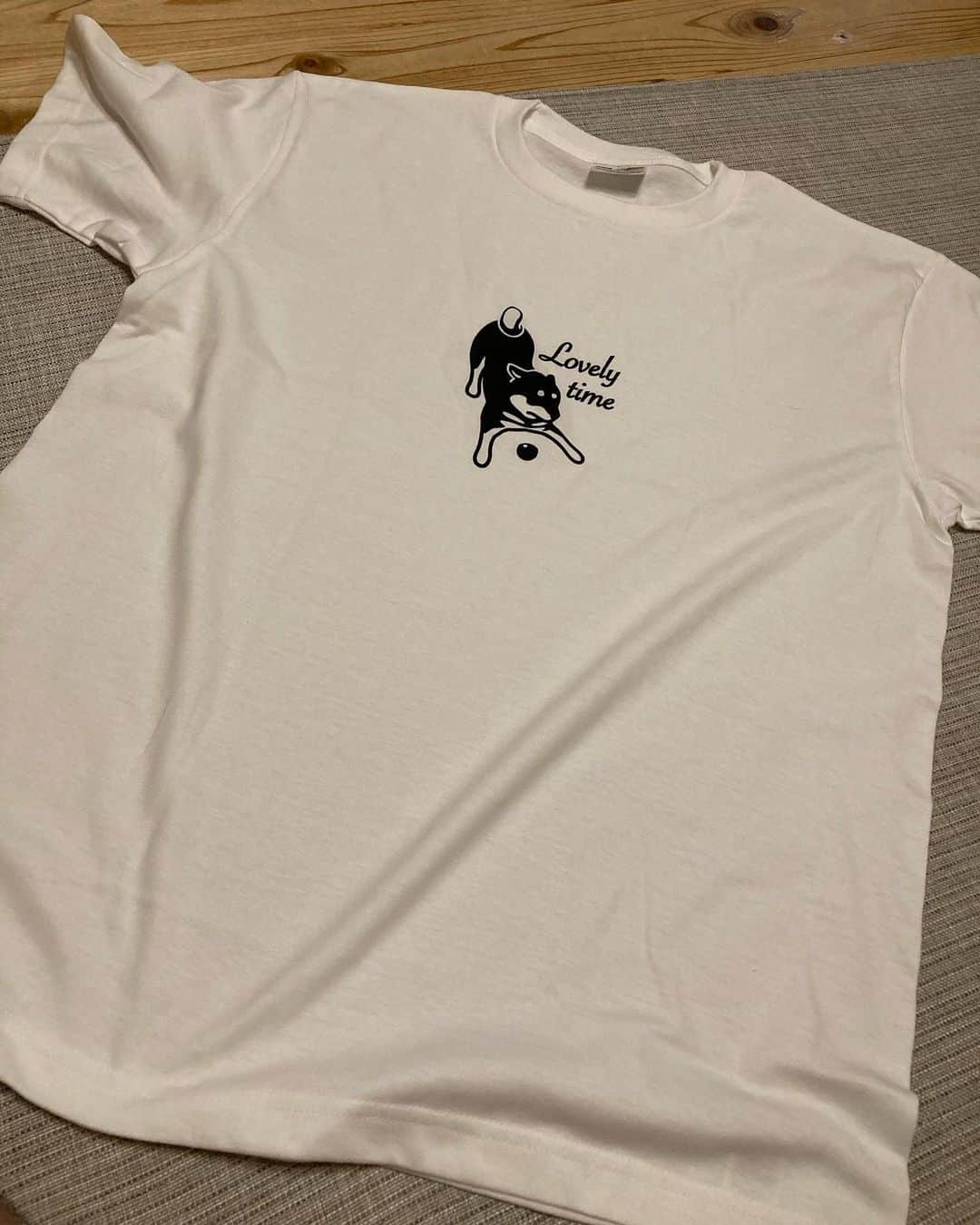 のインスタグラム：「また「ゆる波」さんとこのＴシャツ買っちゃったよ♪  マロンさんに見えて仕方ない💦🤣  #ゆる波#検証してみた#わんだふるjapan#犬バカ部#マロン#わんこ#犬のいる暮らし#tシャツ」