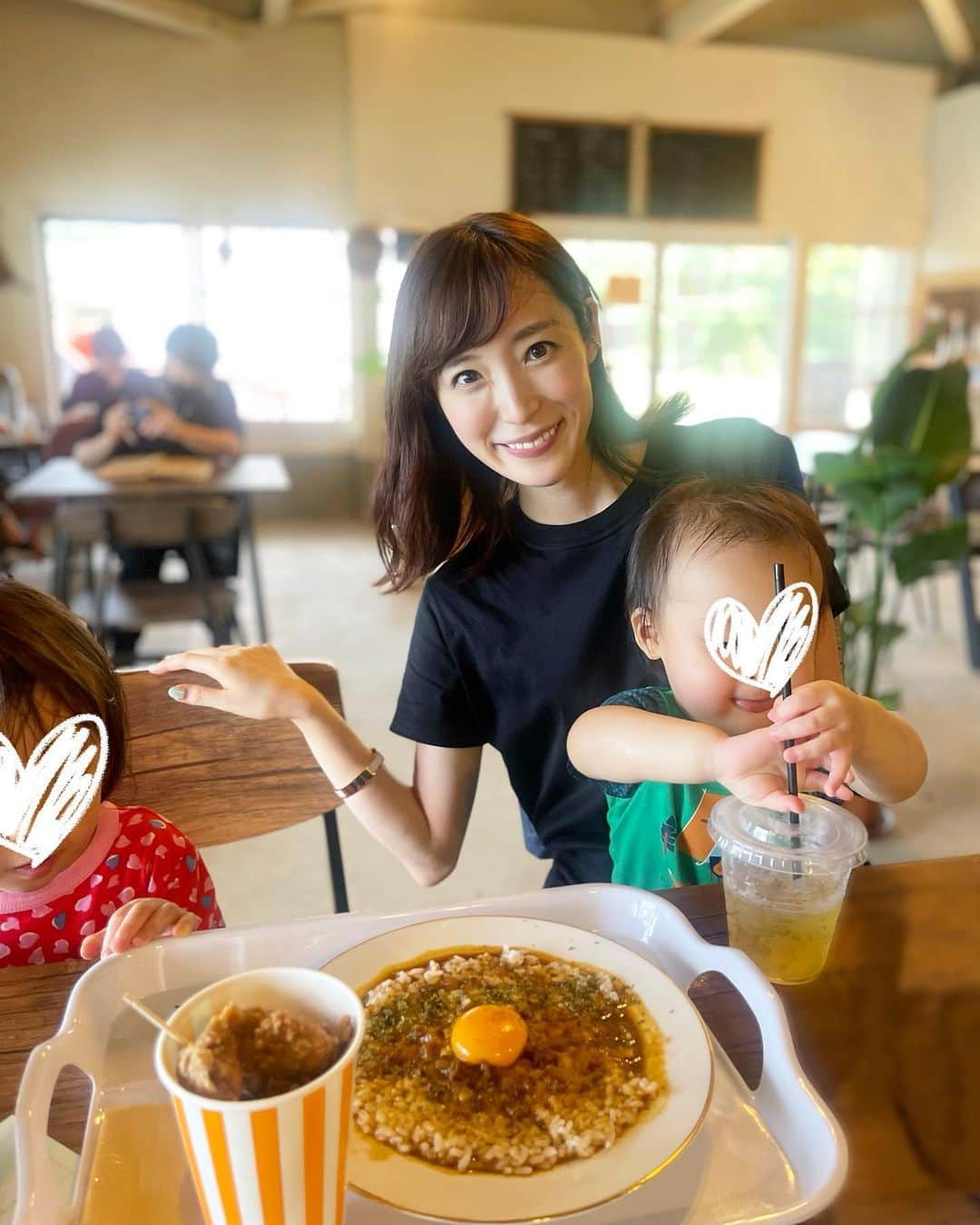 小林真由のインスタグラム：「大好き！熊本の思い出🫶🏻 天草の海辺のカフェに行ったら、そこだけ人が集まっていてびっくり🍛🍽 ⁡ 質問いただいたホテル、今回 五足のくつ という宿に泊まりました。 ジャングルの中にいるような、アジアンの雰囲気とキリスト、天草の歴史を感じる非日常な宿だった⛪️器も素敵！ ⁡ ⁡ ⁡ #ファッション #コーデ #ママコーデ #女の子ママ #男の子ママ #ママライフ #コーディネート #３歳 #２歳 #ベビー #二人育児 #熊本 #天草 #旅行 #家族旅行 #子連れ旅行 #国内旅行 #熊本現代美術館 #クロードモネ #夏休み」