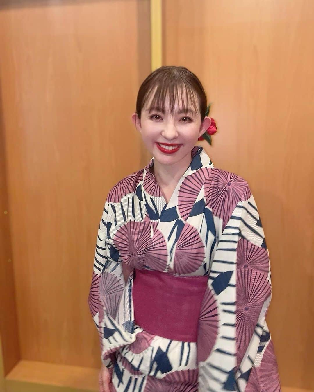 のインスタグラム：「先日のアクションショーは 夏祭りイベントということで アクションショーの後に 花火大会がありました🎇  コロナの前までは 子供たちと会ったら ハイタッチしたり ハグしたり そんな時間がとても幸せで 大好きだったんだけど、 今は情勢的に そうゆう事が厳しくて、、  でも花火大会では 久しぶりにアクリル板無しで みんなと過ごせる時間があって どこか懐かしくて ただただ楽しくて 本当にあっという間の時間でした。  私は今のこの世の中に 慣れてきたようで 正直、全員マスクの異様な世界に まだまだ慣れないような そんな感じなんだけど、 とにかく 子供達と会えたら イェーイってハイタッチして ありがと〜ってハグ出来る そんな日常にまた戻ってほしいし、 そんな日がまた来る事を 心から願ってます。。😊！  皆様、暑い中本当に ありがとうございました☺️✨  #アクションの後で前髪が汗笑 #汗による汗 #浴衣 #浴衣女子 #夏の思い出  #花火大会」