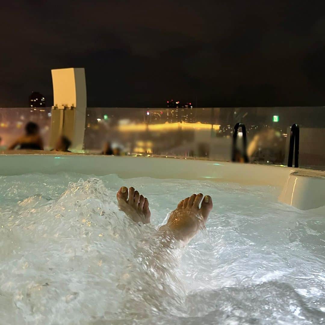 夏焼雅のインスタグラム：「🫧🫧🫧  こんばんは〜💫 ジャグジーとプールを楽しむ私♡  今日はね、いつもお世話になっている脱毛サロンミュゼさんの 今月のキャンペーンが過去イチ豪華だったのでその情報をみんなにもshare✨  担当してくれてるスタッフさんから聞いた情報によると今回もすごく人気みたいで予約が埋まるのがかなり早いみたい🥹💦 キャンセルや変更も無料なのでちょっとでも気になってる方はとりあえず予約入れちゃうのがおすすめだって♡ 私もそうしてる🤭  予約URLはストーリーに貼るので詳しくはそちらから チェックしてね〜💕」